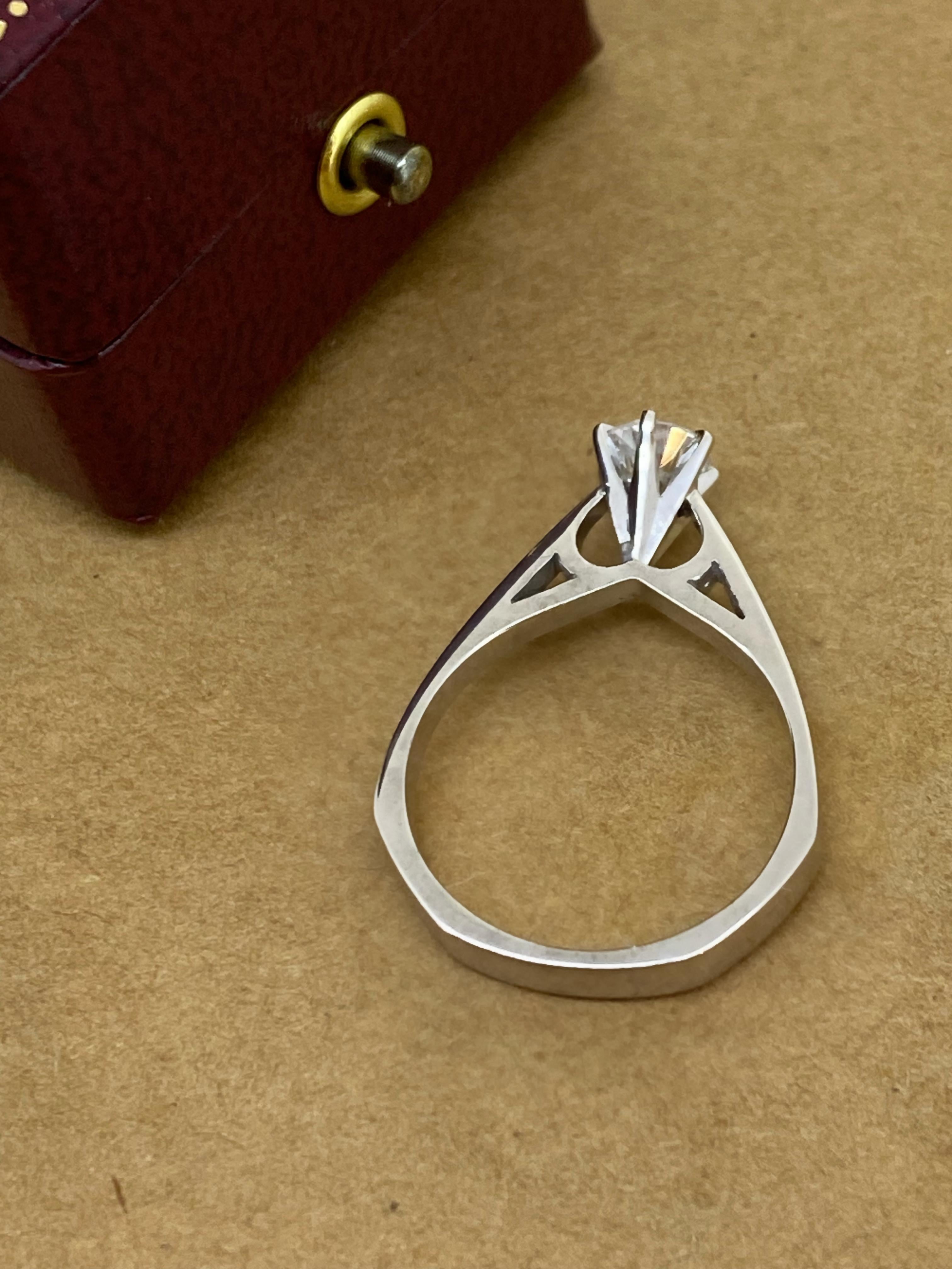 Round Cut 0.50ct Diamond G/VS (6-claw set) Solitaire Engagement Ring in Platinum 950. For Sale