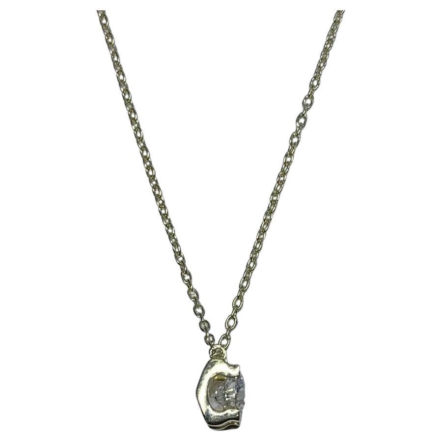 Questo splendido pendente con diamante da 0,50 carati è un solitario mozzafiato, realizzato in oro giallo 18 carati. Il diamante bianco naturale è certificato da GIA, che ne garantisce l'eccellente grado di taglio e la leggerissima inclusività