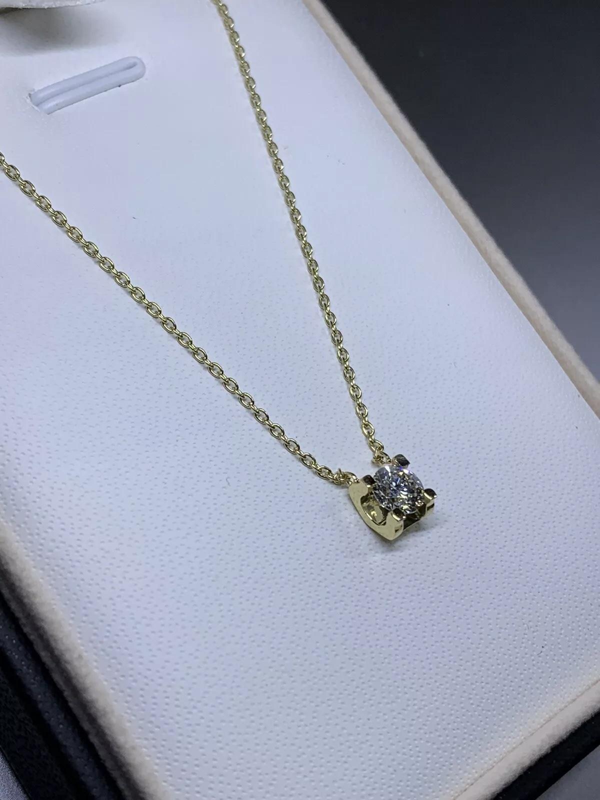 Taglio rotondo Ciondolo solitario con diamante da 0,50 carati certificato GIA in oro giallo 18 carati da 16 pollici in vendita