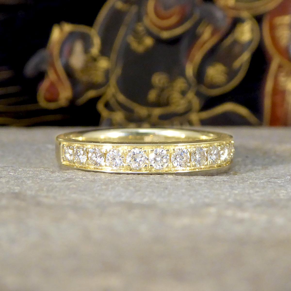 Ein exquisiter 0,50ct Diamond Half Eternity Ring. Dieser Ring ist ein zeitloses Symbol für Liebe und Raffinesse. Dieser Ring ist aus glänzendem 9-karätigem Gelbgold gefertigt und verfügt über eine klassische Kanalfassung, die einen Halbkreis aus