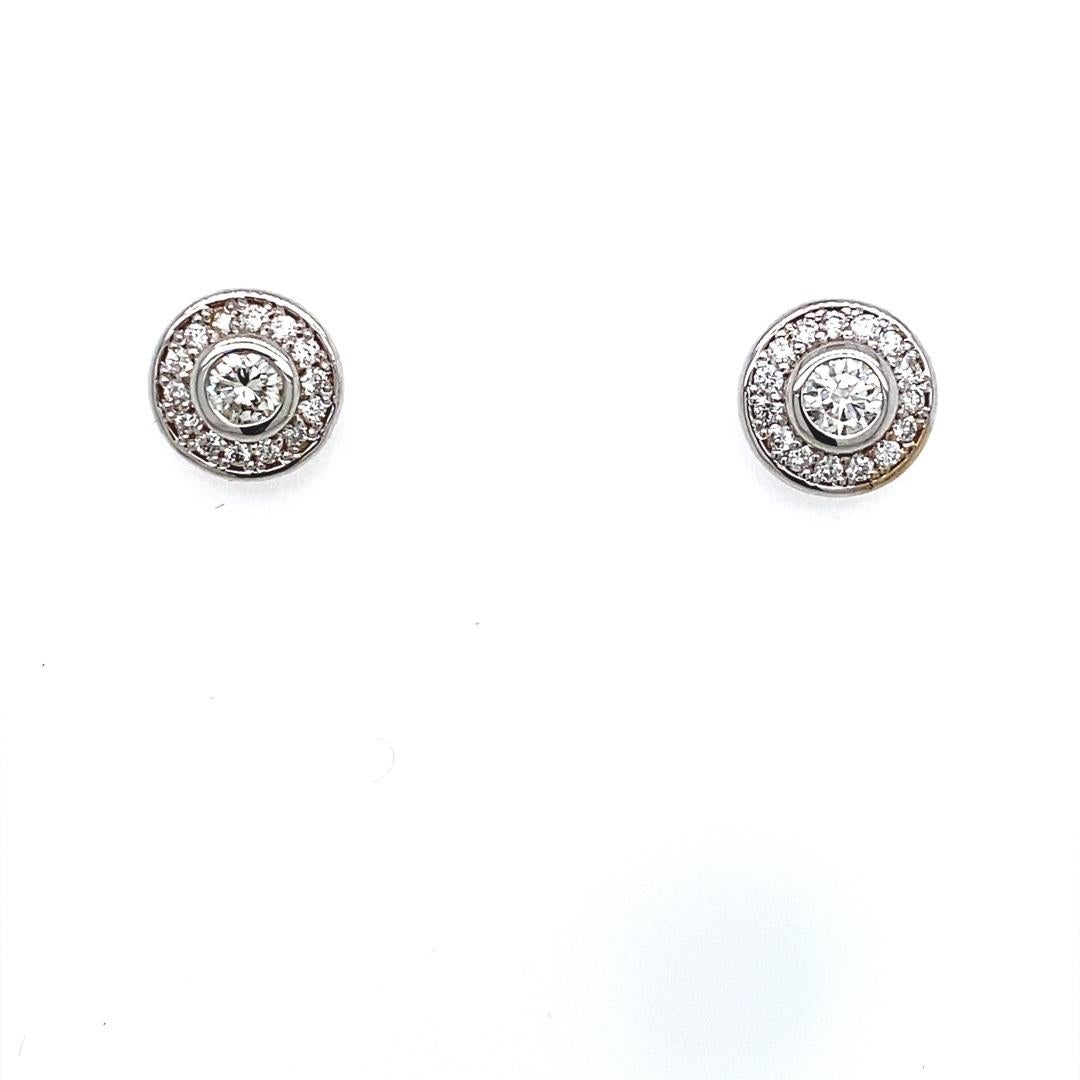 0.50ct Diamond Halo Stud Earrings in 18ct White Gold In New Condition For Sale In London, GB