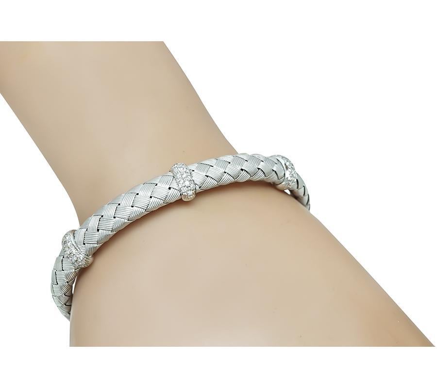Dies ist eine erstaunliche 18k Weißgold weben Armreif Armband. Der Armreif ist mit funkelnden Diamanten im Rundschliff besetzt, die etwa 0.50ct wiegen. Die Farbe dieser Diamanten ist G mit VS-Reinheit. Der Armreif misst 8 mm in der Breite und passt