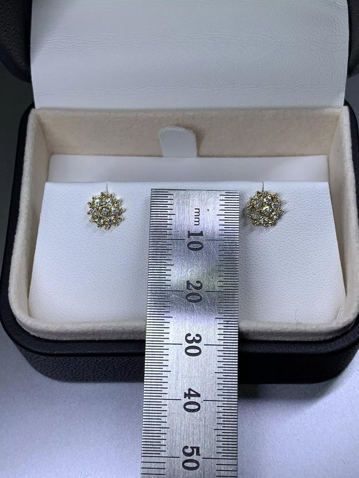 Boucles d'oreilles fleurs en or jaune 14ct, diamant de 0,50ct.

Diamant de couleur H et de pureté SI1.

Boucles d'oreilles solitaires en or jaune 14k et diamants.

Poinçonné.

Paramètres de beurre

Boucles d'oreilles en or jaune 14 carats avec des