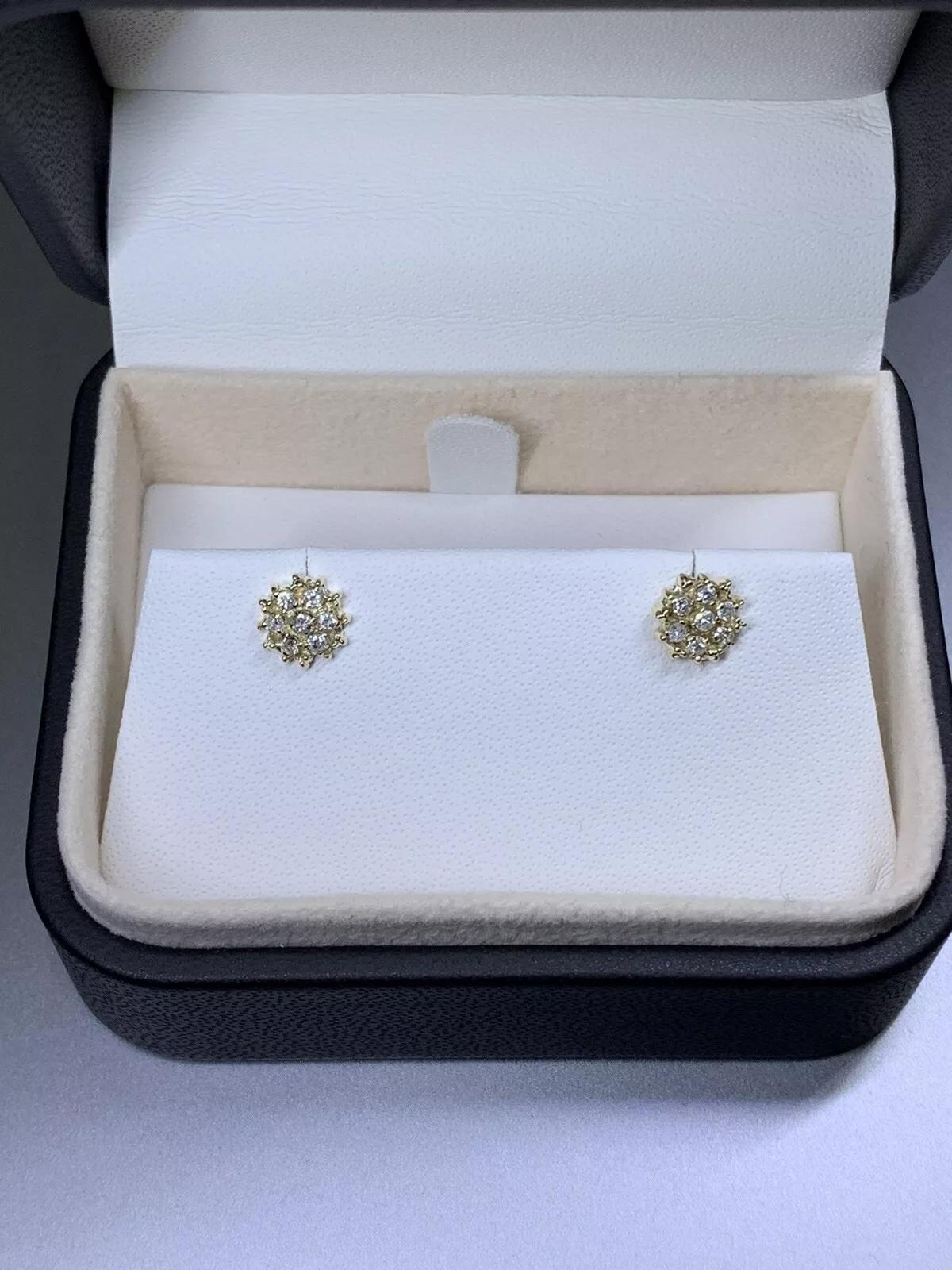 Boucles d'oreilles en or jaune 14ct avec solitaire de 0,50 ct de diamants Unisexe en vente