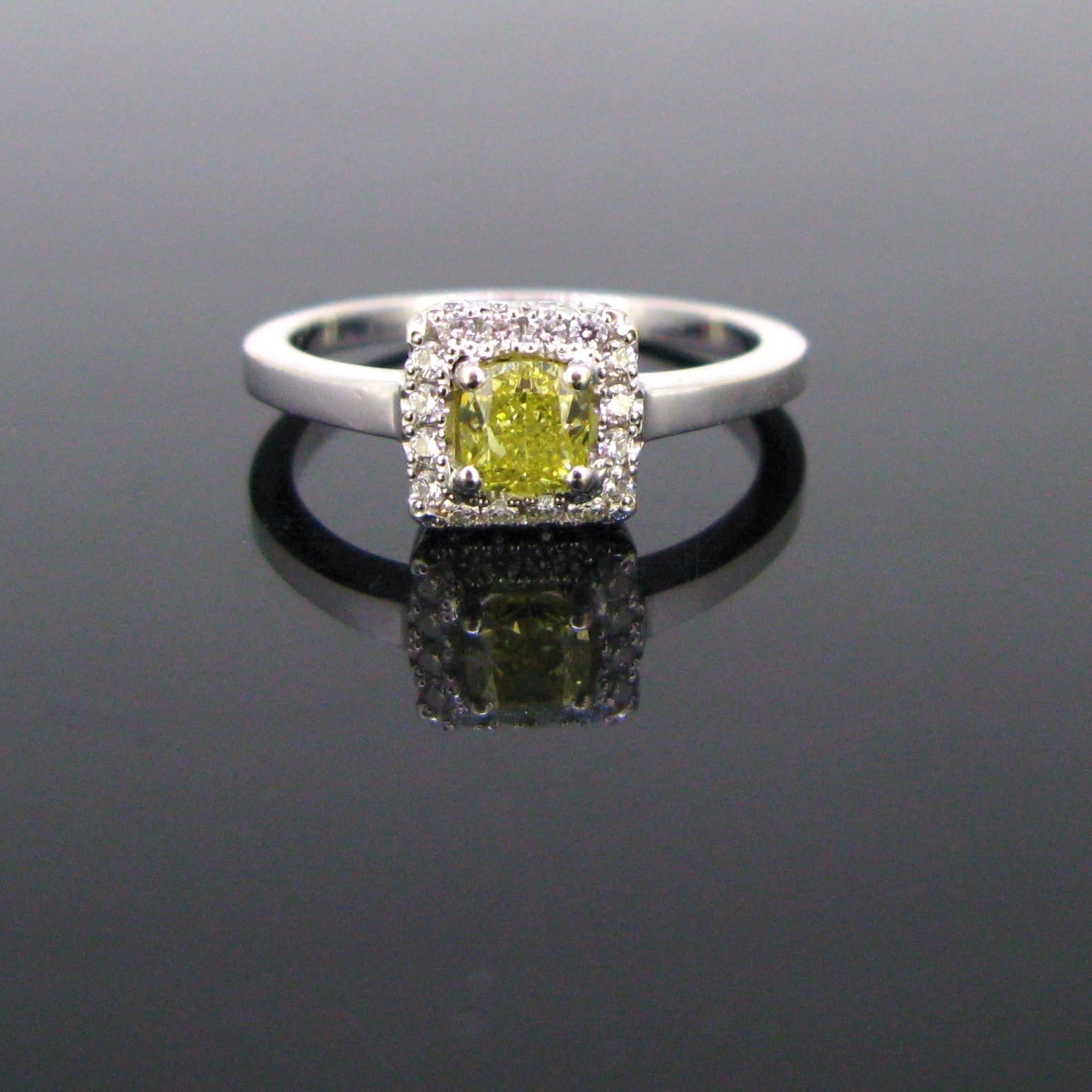Dieser zeitlose Ring ist mit einem intensiv gelben Fancy-Diamanten von etwa 0,50 ct geschmückt. Er ist mit Diamanten im Brillantschliff umrahmt. Die Galerie ist ebenfalls mit Diamanten besetzt. Dieser Ring ist der perfekte Verlobungsring. Sie ist im