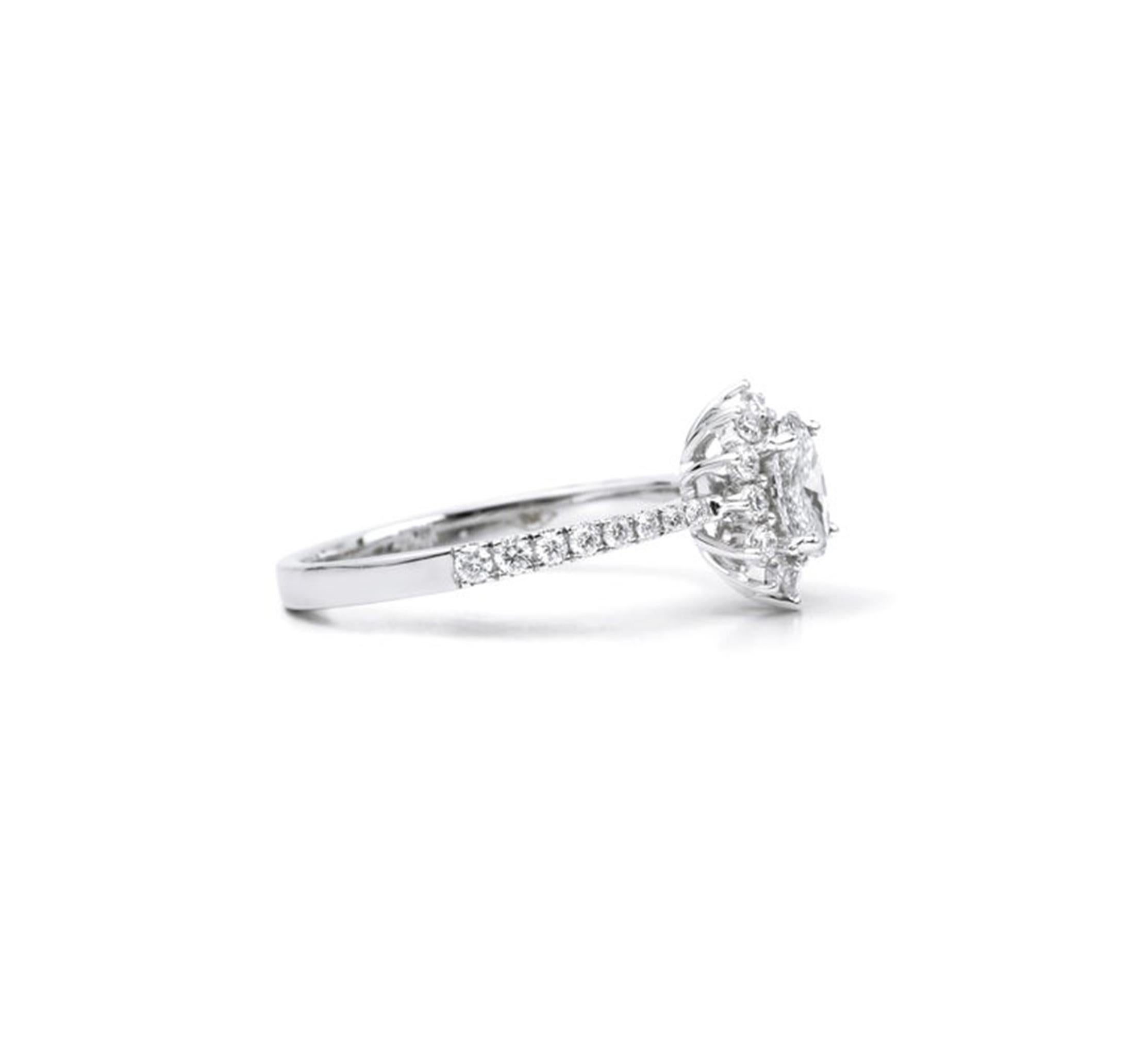 Informe GIA Certificado 0,50 Quilates G VS Diamante talla oval 18k Halo Anillo de compromiso en venta 1