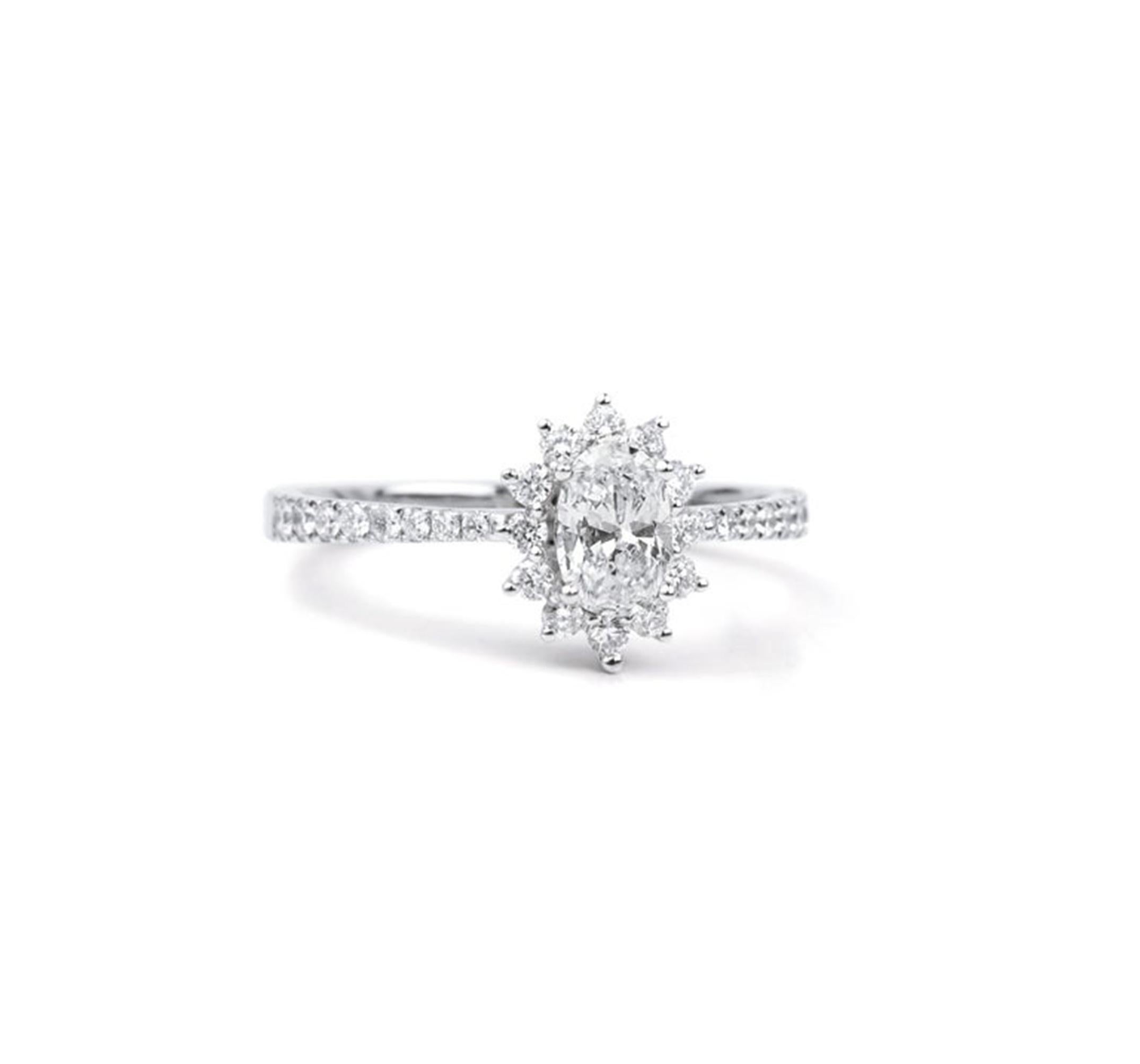 Informe GIA Certificado 0,50 Quilates G VS Diamante talla oval 18k Halo Anillo de compromiso en venta 2