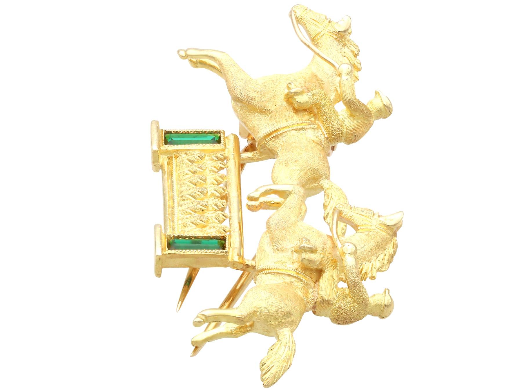 Taille baguette Broche double cheval et jockey en or jaune 18 carats et tourmaline verte en vente