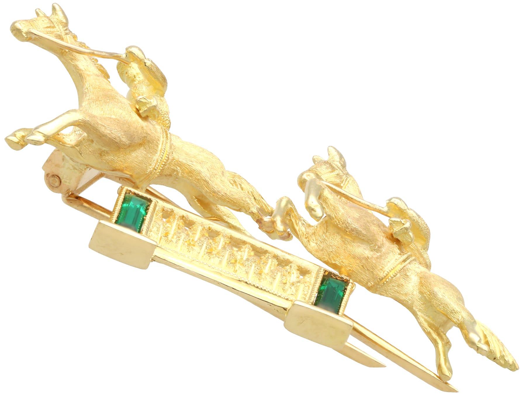 Green Tourmaline and 18k Yellow Gold Double Horse and Jockey Brooch In Excellent Condition For Sale In Jesmond, Newcastle Upon Tyne