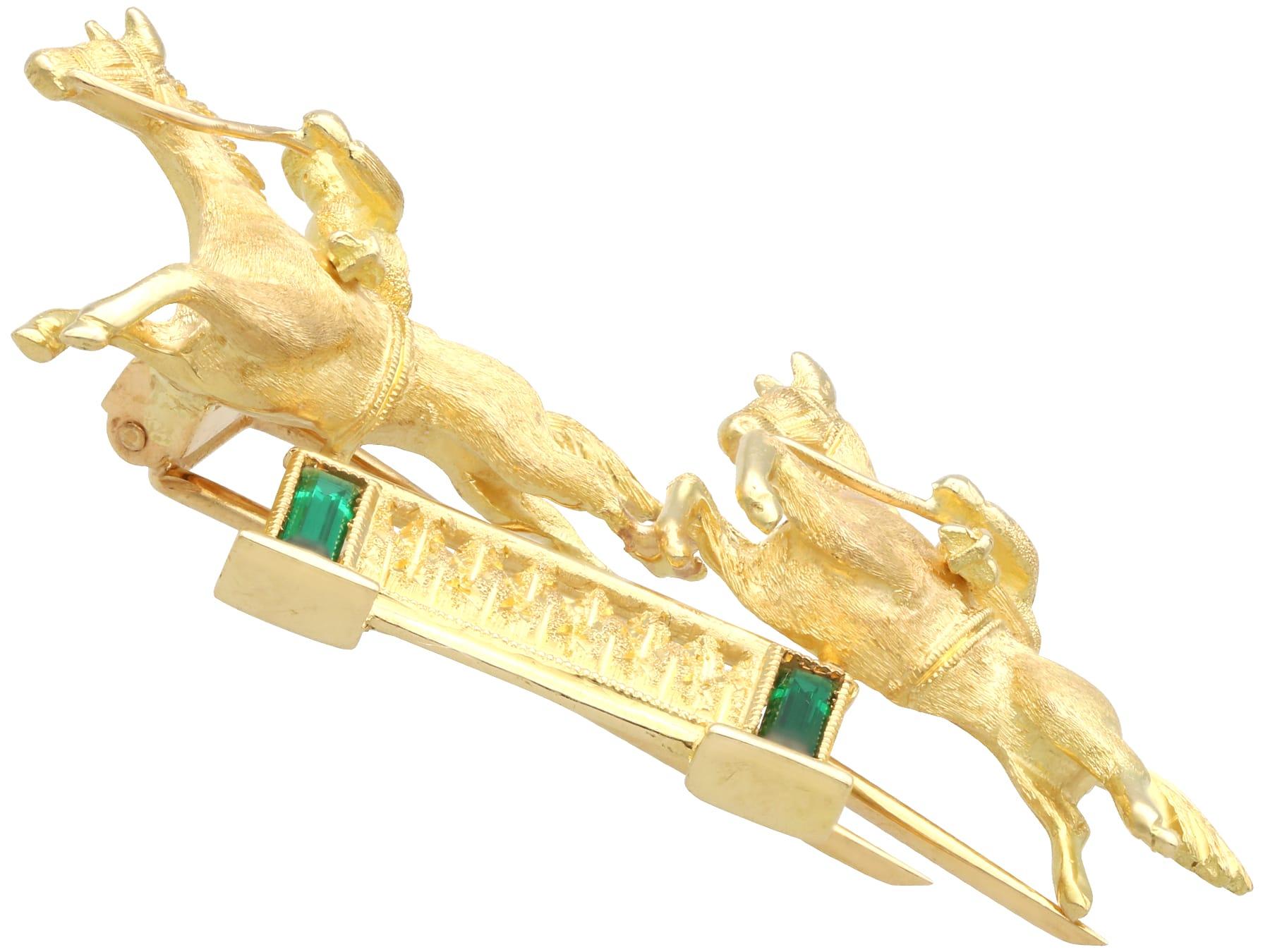 Broche double cheval et jockey en or jaune 18 carats et tourmaline verte Excellent état - En vente à Jesmond, Newcastle Upon Tyne
