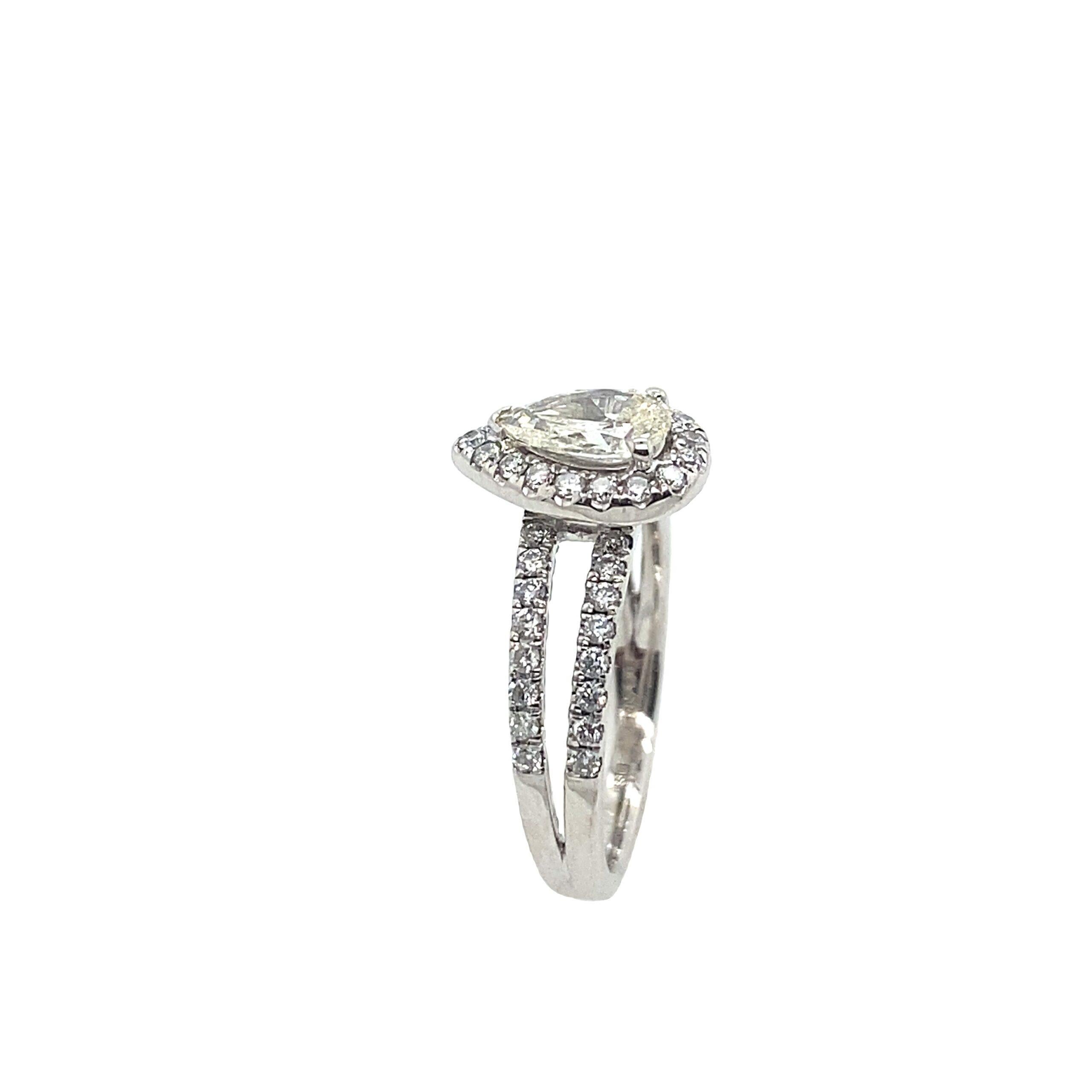 Diese wunderschöne Solitär-Diamant-Ring mit 0,50ct K/IF Birne Form Diamant mit 0,27ct kleine runde Diamanten auf Halo und Schultern, in 18ct White Gold Split Shank gesetzt. Kann ein perfekter Verlobungsring sein.

Zusätzliche