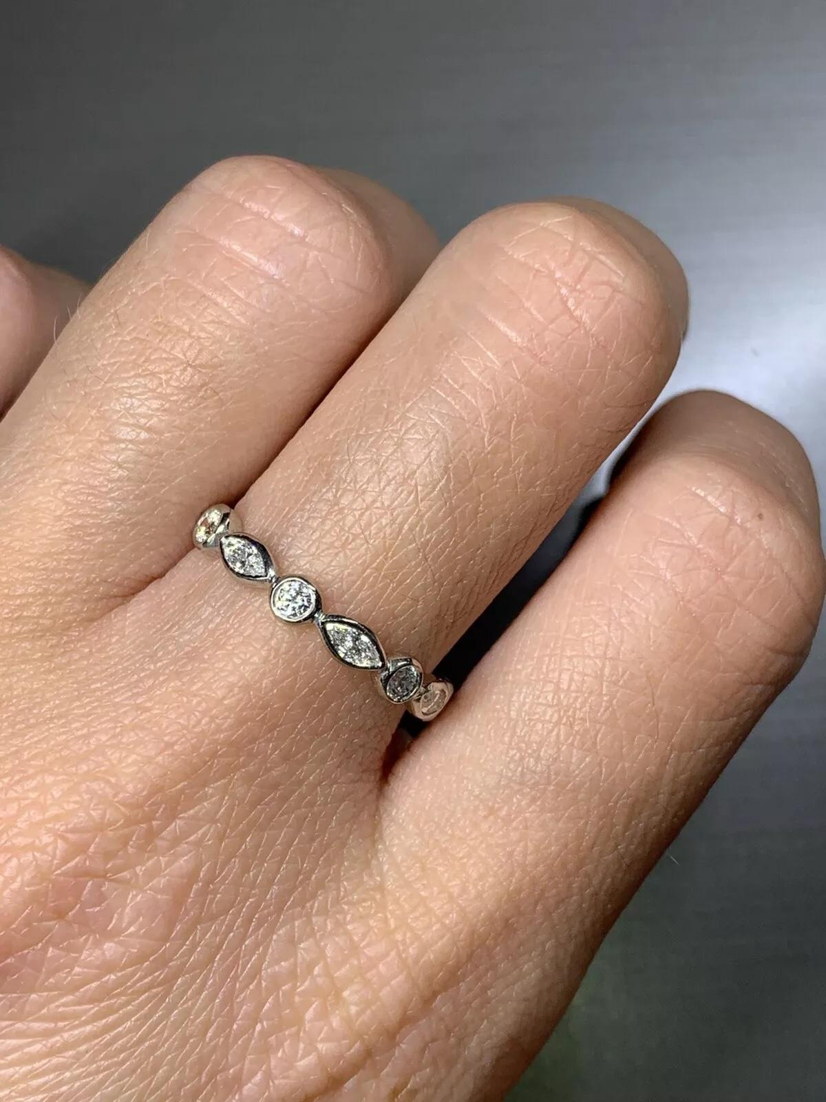 0.50ct Marquise and Round Diamond Engagement Ring Band In 18k white gold.

Alliance d'éternité en or blanc 18 ct avec diamants

Poids total des diamants 0,50ct Couleur F VS1 Clarté

Poinçonné

La bague peut être redimensionnée

Boîte et évaluation