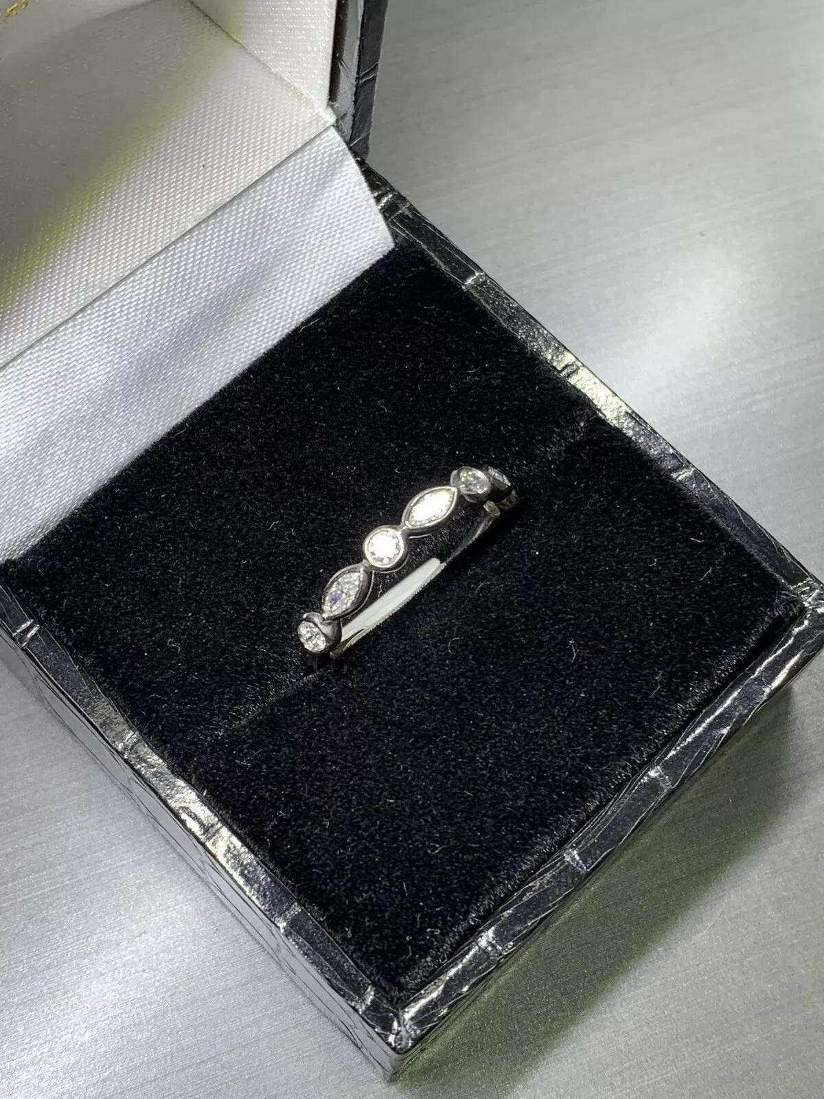 Taille ronde Alliance de fiançailles en or blanc 18 carats avec diamants marquises et ronds de 0,50 carat en vente