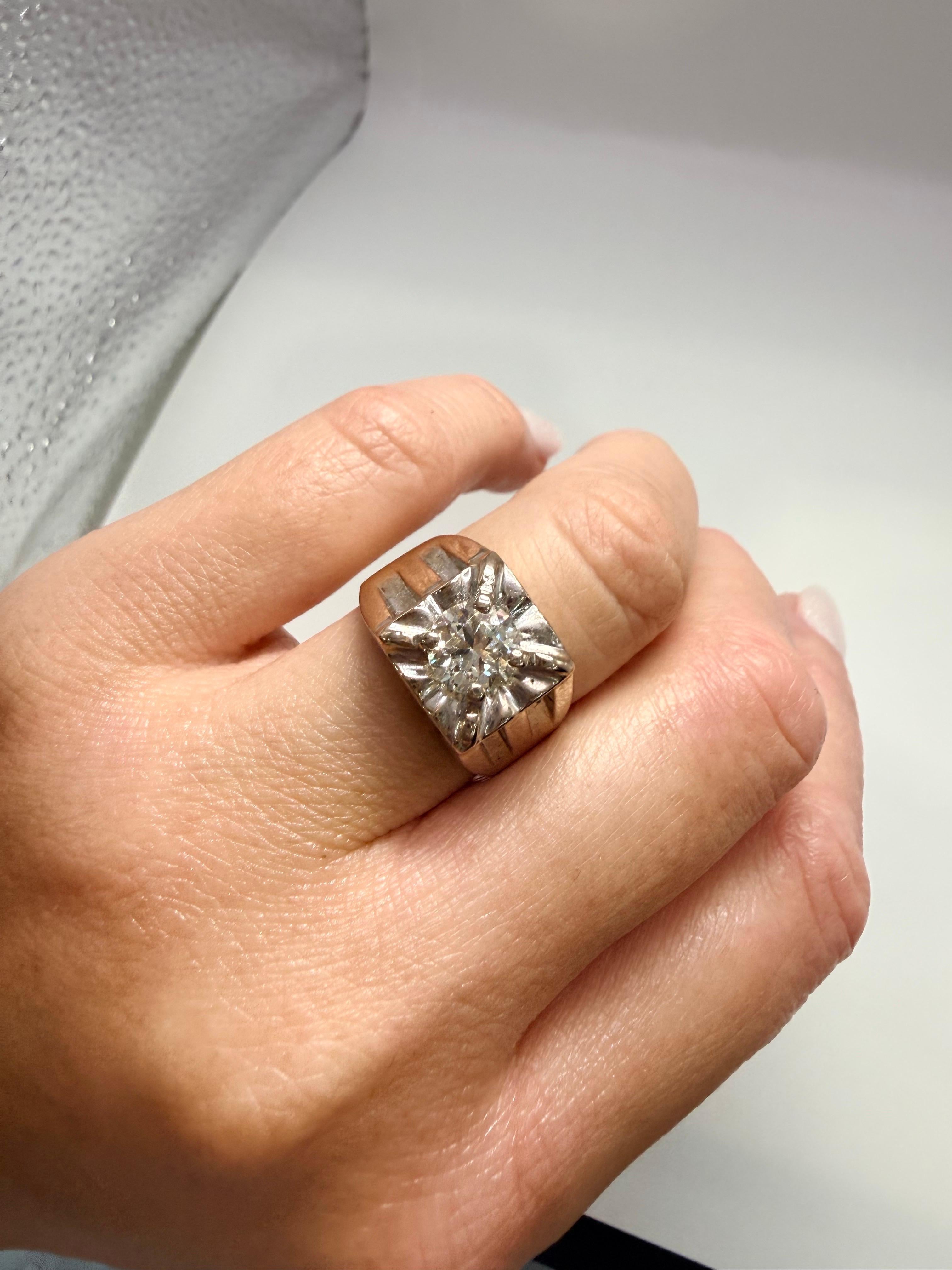 Anello classico da uomo in oro 14KT con 0,50 carati al centro, purezza SI, colore G. L'anello è una misura 7 e può essere ridimensionato.

**Tutti gli oggetti lasciano la nostra sede con un certificato a nome dell'acquirente, politica aziendale!