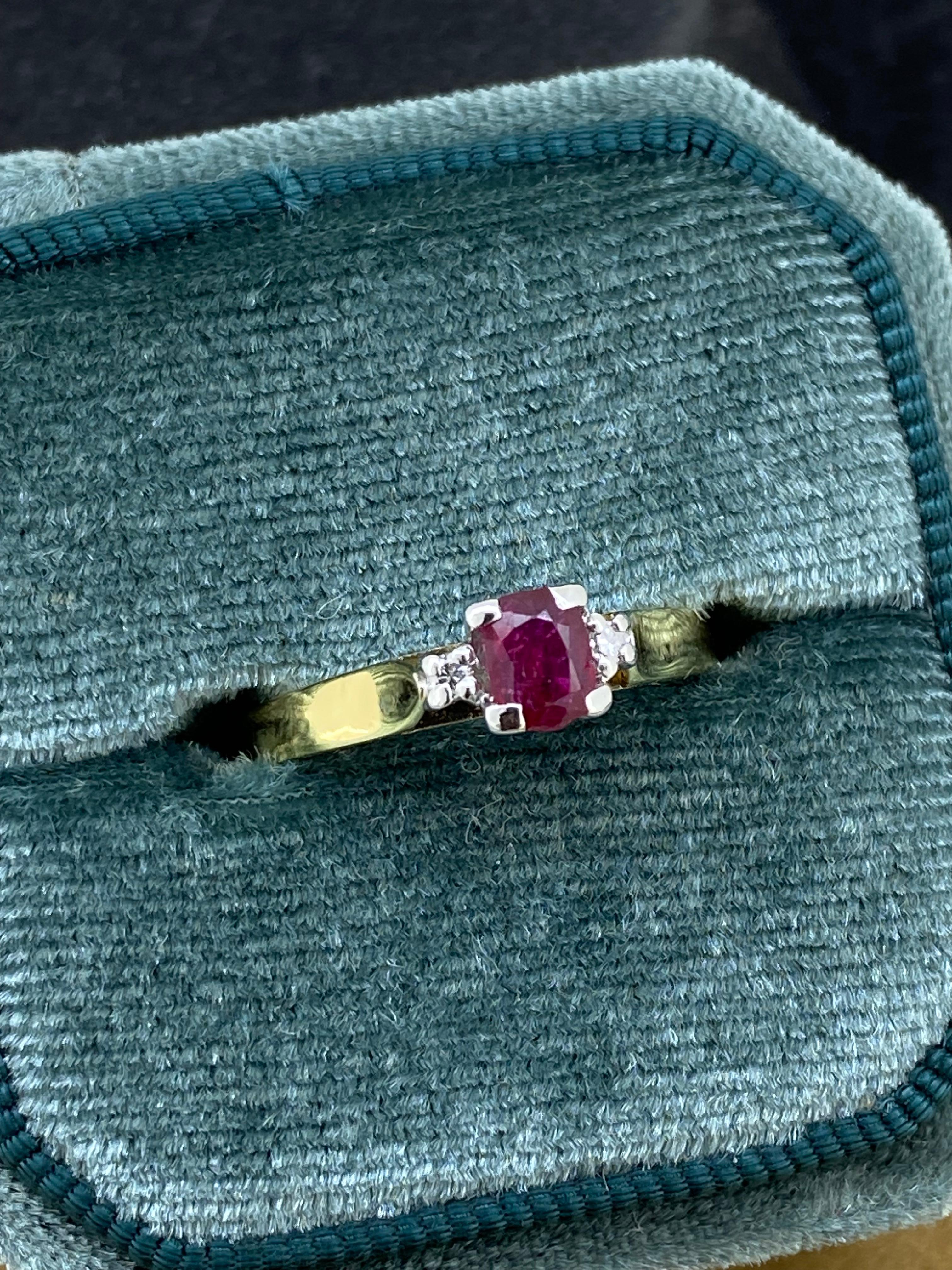 Cet élégant bijou est fabriqué à la main, 
serti au centre d'un rubis naturel  
de forme ovale souhaitable,
de 0,50ct environ (5,5mm x 4mm) 
d'un rouge vif et intense

Flanqué de deux diamants de chaque côté,
totalisant 0,10ct environ

Whiting en or