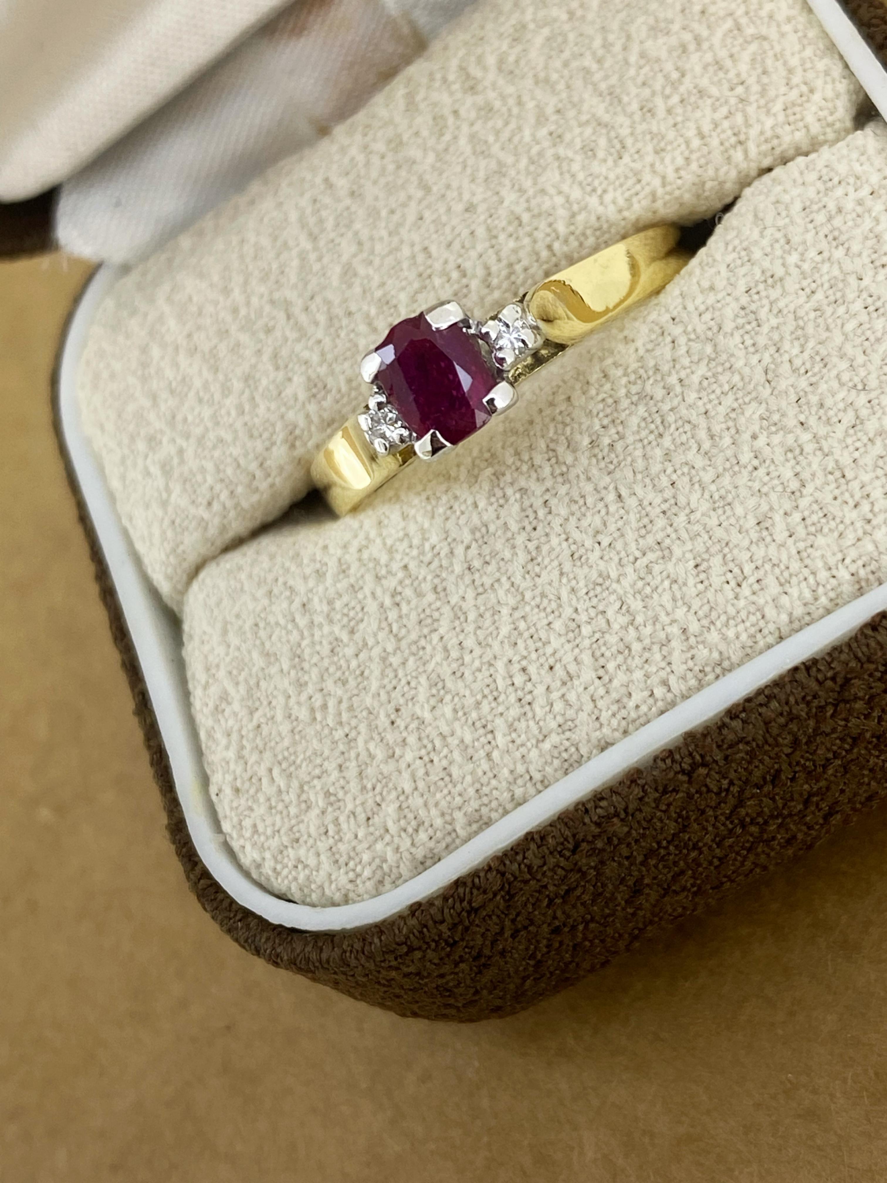 Rétro Bague vintage en or blanc et jaune 18 carats, rubis ovale naturel de 0,50 carat et diamants en vente