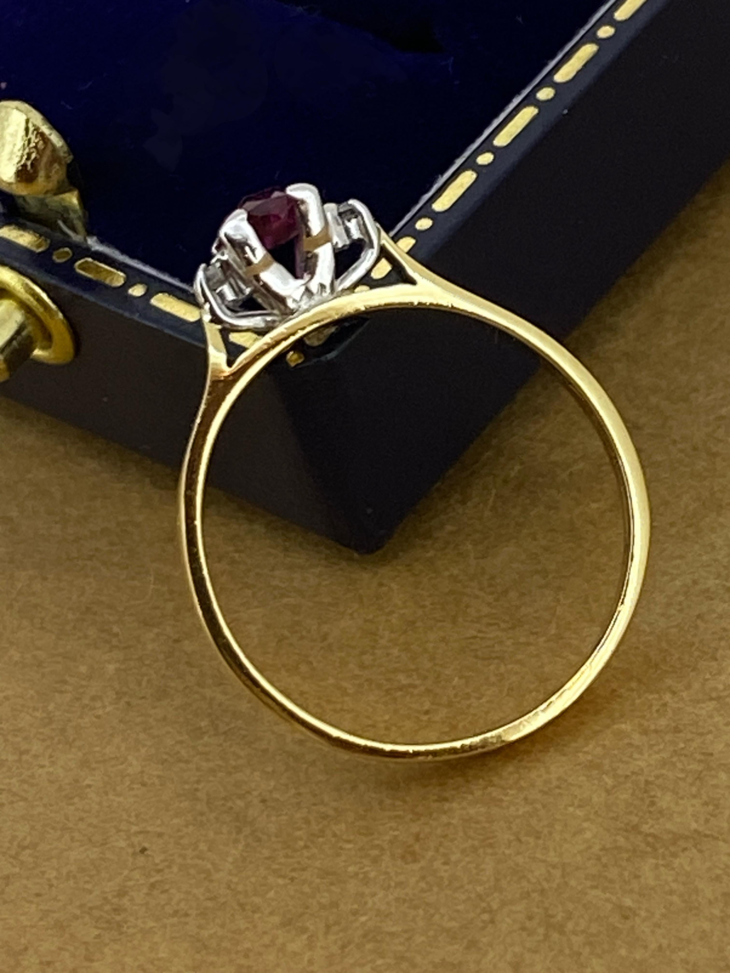 Bague vintage en or blanc et jaune 18 carats, rubis ovale naturel de 0,50 carat et diamants Excellent état - En vente à MELBOURNE, AU
