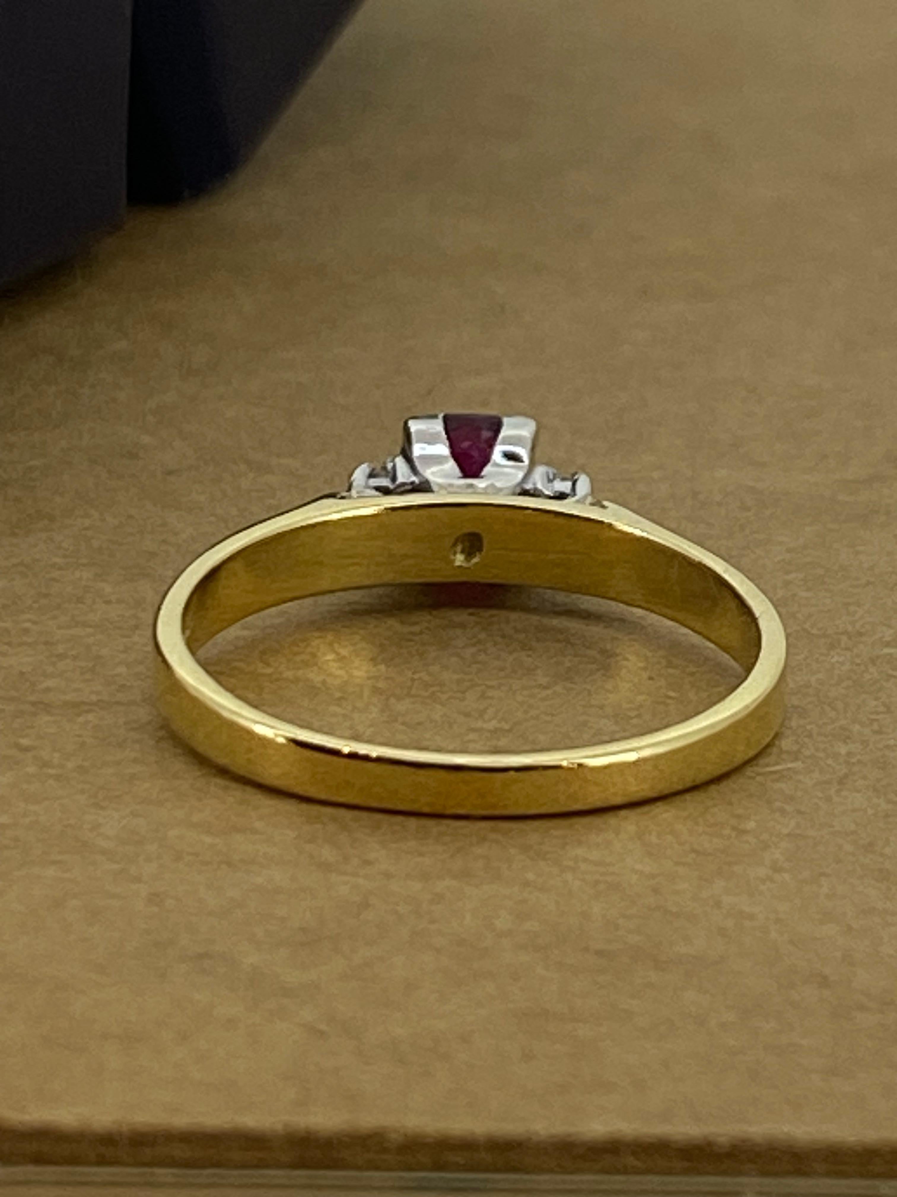 Bague vintage en or blanc et jaune 18 carats, rubis ovale naturel de 0,50 carat et diamants en vente 1