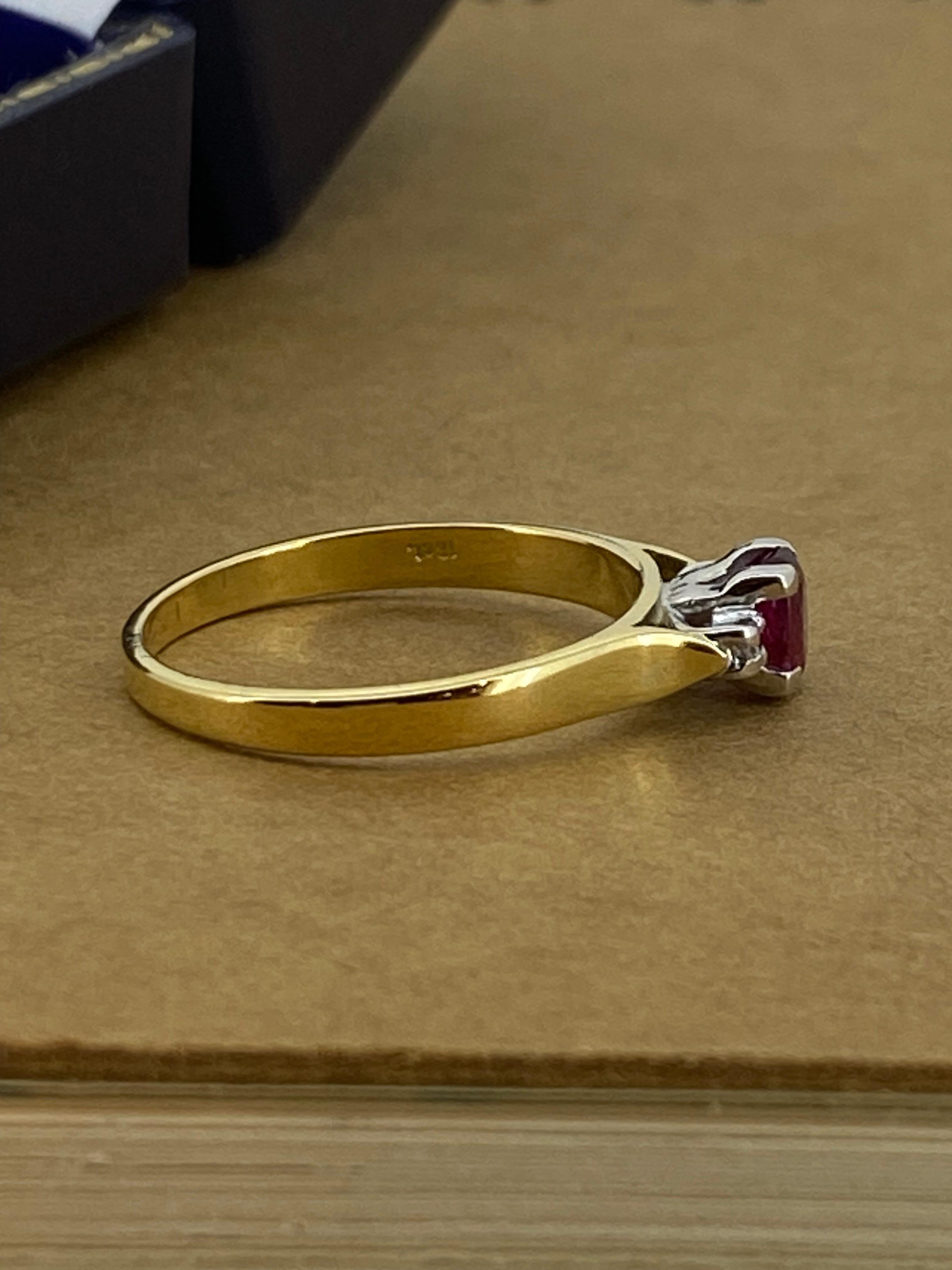 Bague vintage en or blanc et jaune 18 carats, rubis ovale naturel de 0,50 carat et diamants en vente 2