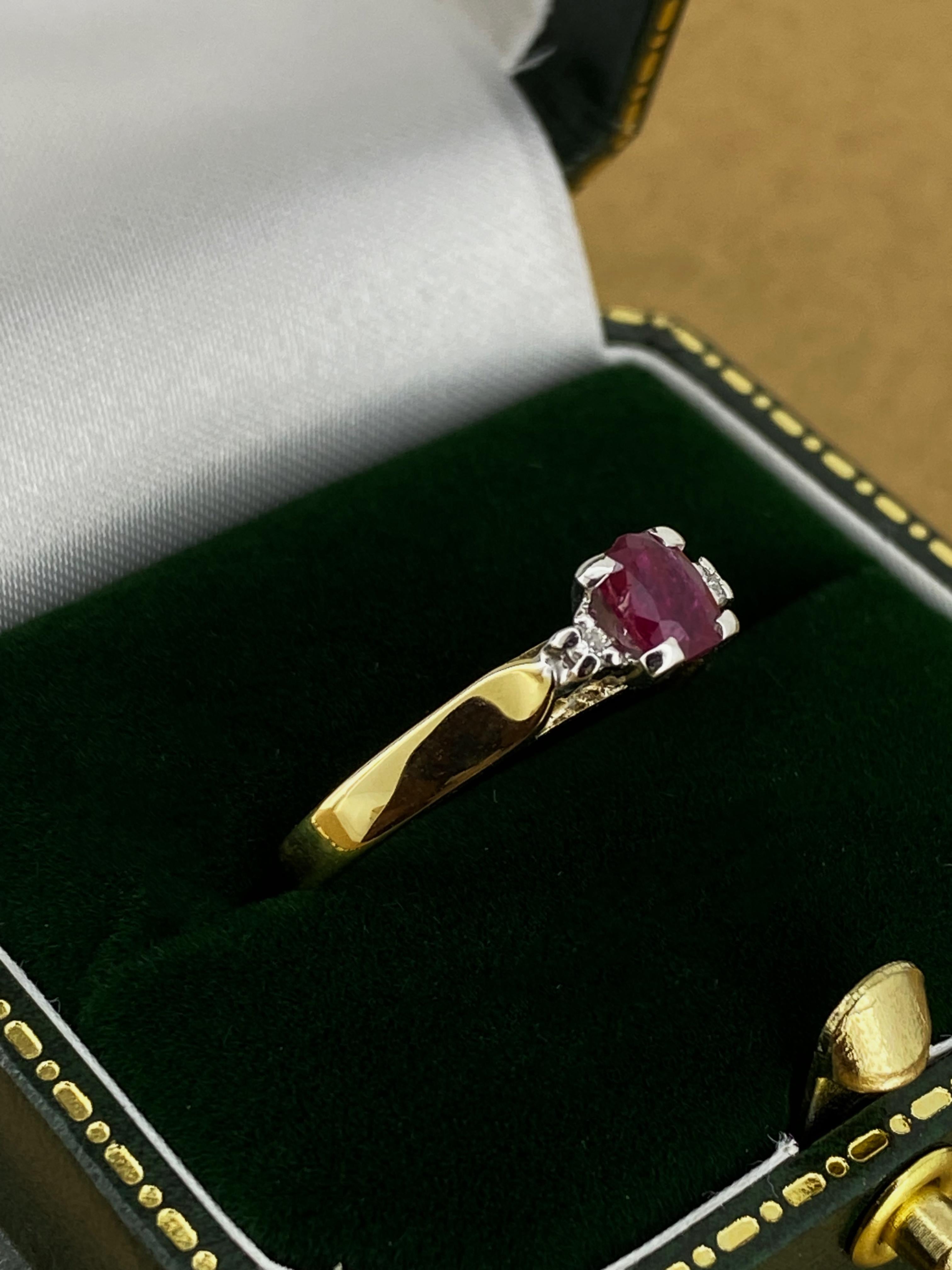 Taille ovale Bague vintage en or blanc et jaune 18 carats, rubis ovale naturel de 0,50 carat et diamants en vente