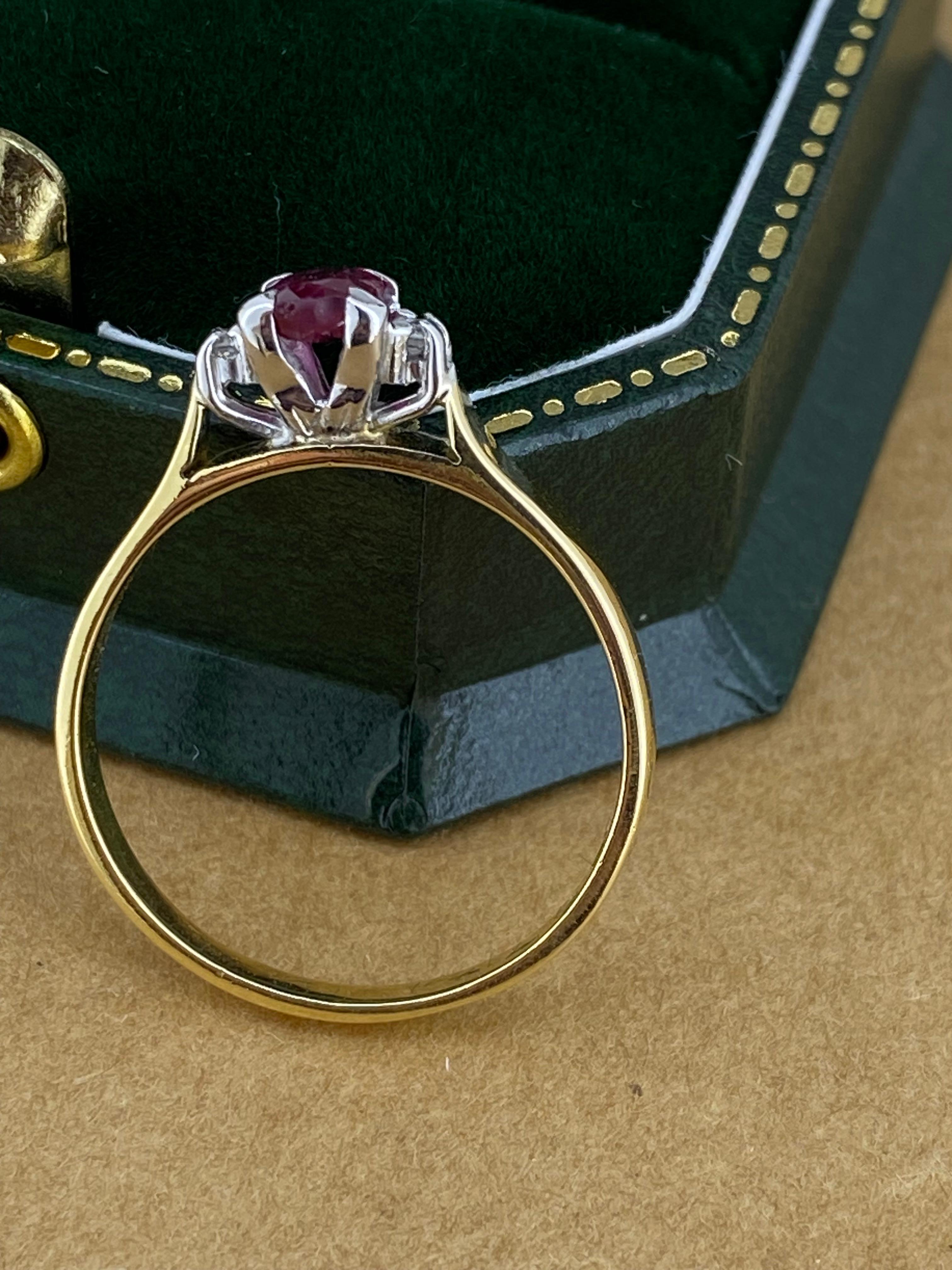 Bague vintage en or blanc et jaune 18 carats, rubis ovale naturel de 0,50 carat et diamants en vente 3