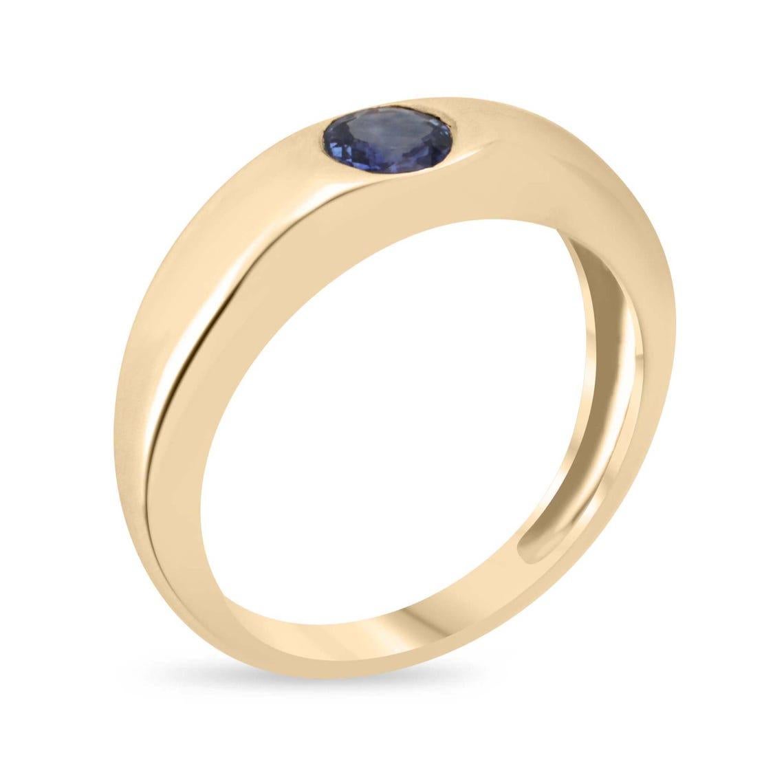 Cette charmante bague solitaire en saphir est ornée d'un délicat saphir bleu de 0,50 carat de taille ronde, rayonnant d'une teinte vibrante et captivante. La pierre précieuse est élégamment sertie d'un chaton, ce qui lui confère une esthétique