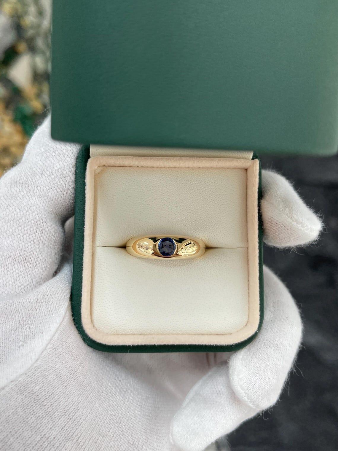 Art déco Un saphir rond naturel de 0,50ct crée une bague solitaire classique d'un bleu profond en vente