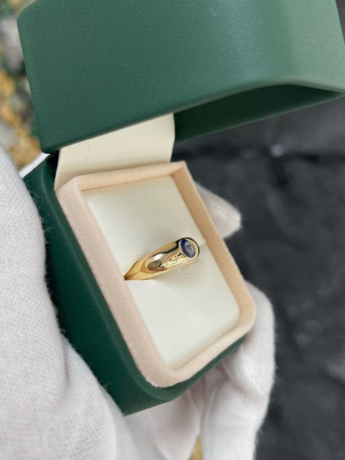 Taille ronde Un saphir rond naturel de 0,50ct crée une bague solitaire classique d'un bleu profond en vente