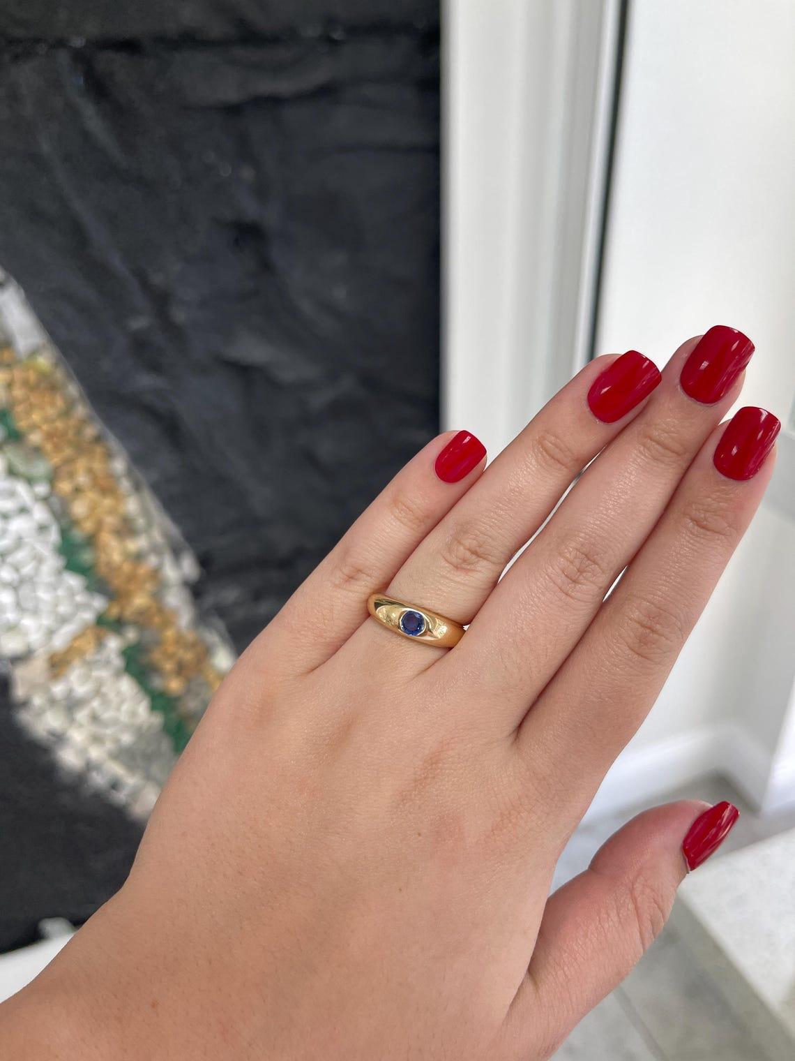 Un saphir rond naturel de 0,50ct crée une bague solitaire classique d'un bleu profond Pour femmes en vente