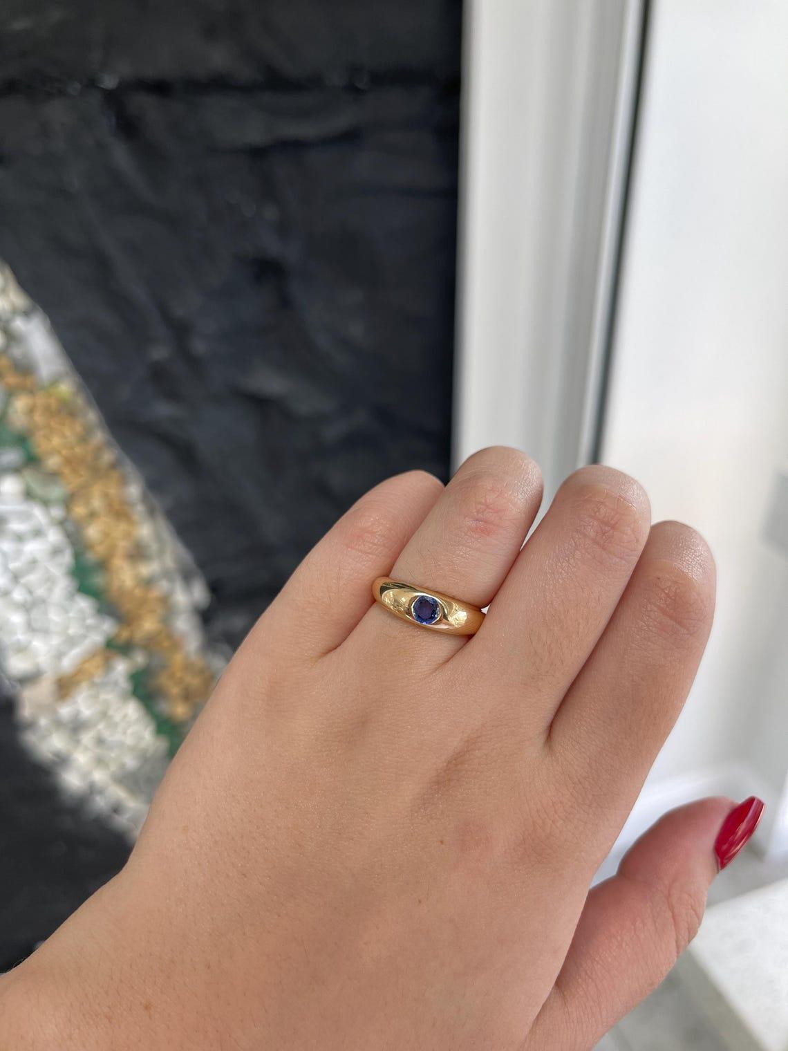 Un saphir rond naturel de 0,50ct crée une bague solitaire classique d'un bleu profond en vente 1
