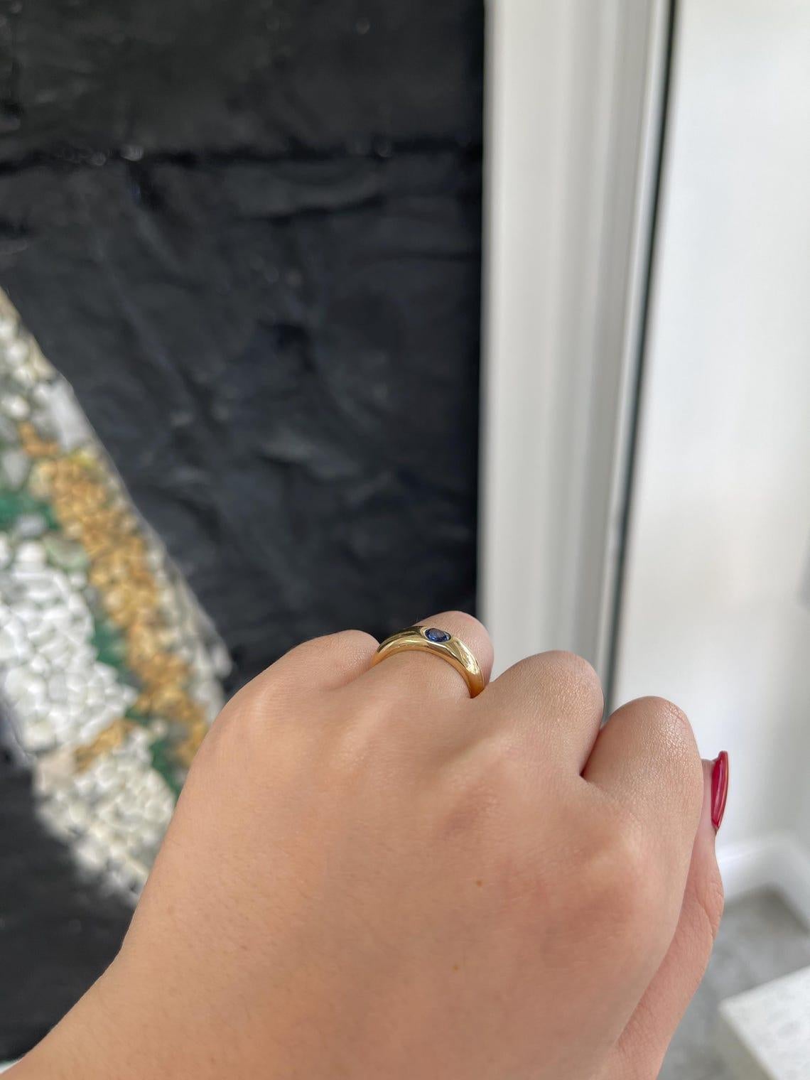 Un saphir rond naturel de 0,50ct crée une bague solitaire classique d'un bleu profond en vente 2