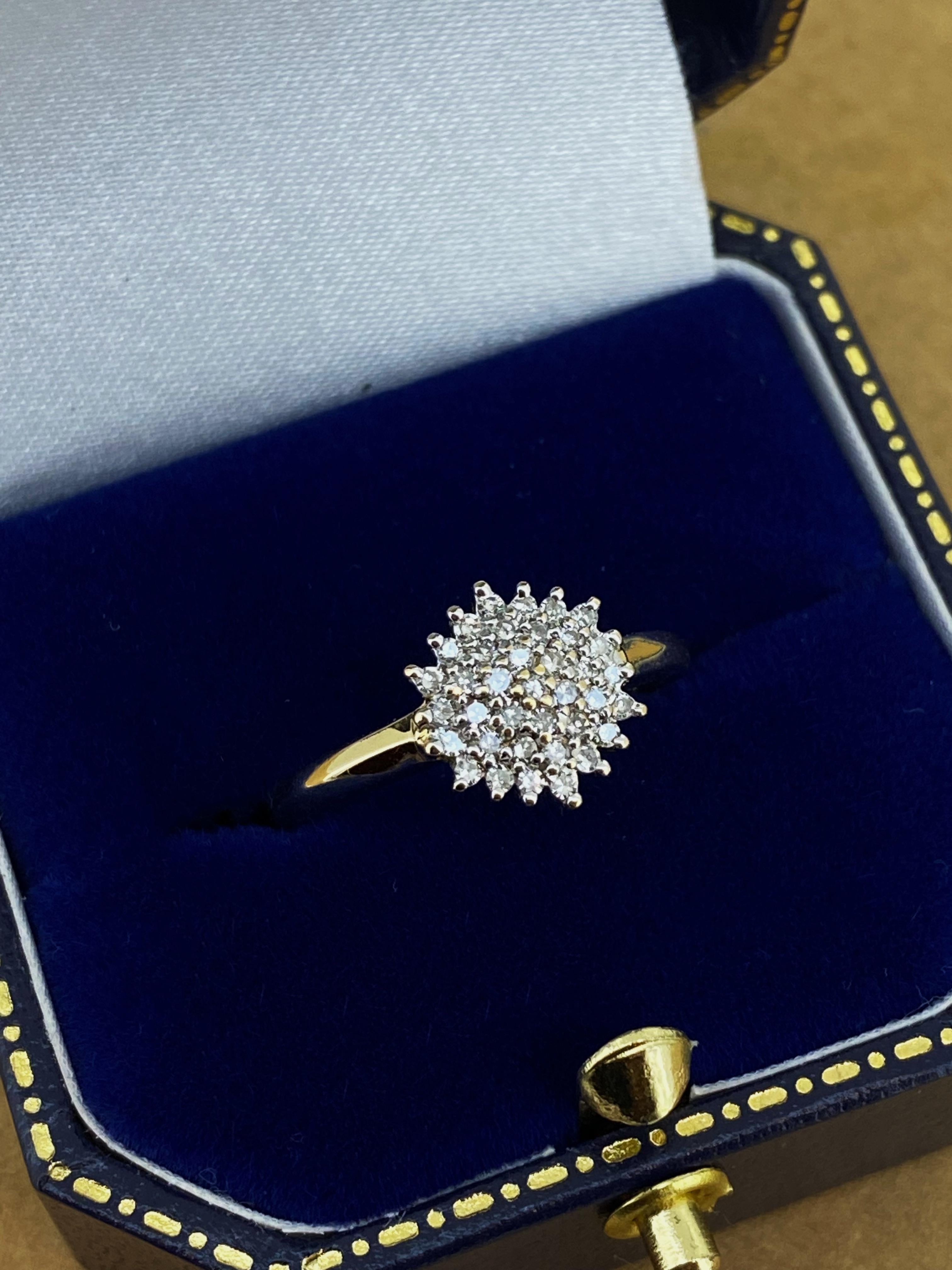 Taille brillant Bague en or jaune 18 carats en forme de fleur « rose » avec diamants sertis en pavé de 0,50 carat en vente