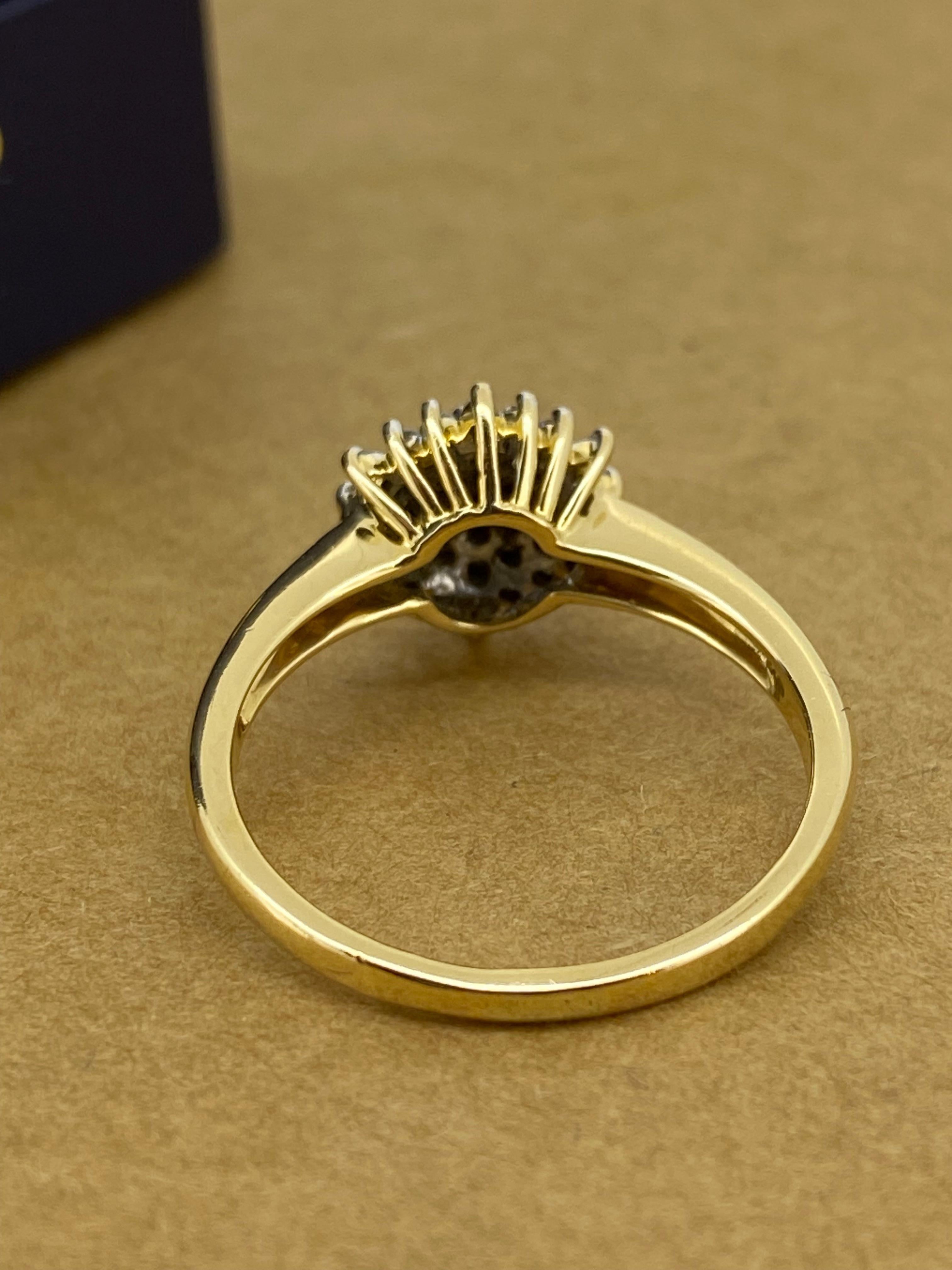 Bague en or jaune 18 carats en forme de fleur « rose » avec diamants sertis en pavé de 0,50 carat en vente 1