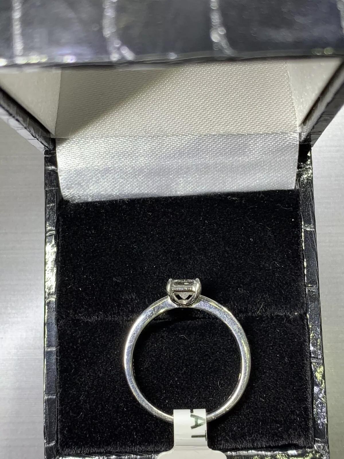 Bague de fiançailles solitaire en diamant princesse de 0,50ct certifiée GIA en platine.

Bague de fiançailles en platine avec un diamant princesse, couleur D, pureté VVS2, certificat GIA.

Cette bague solitaire classique est ornée d'un diamant