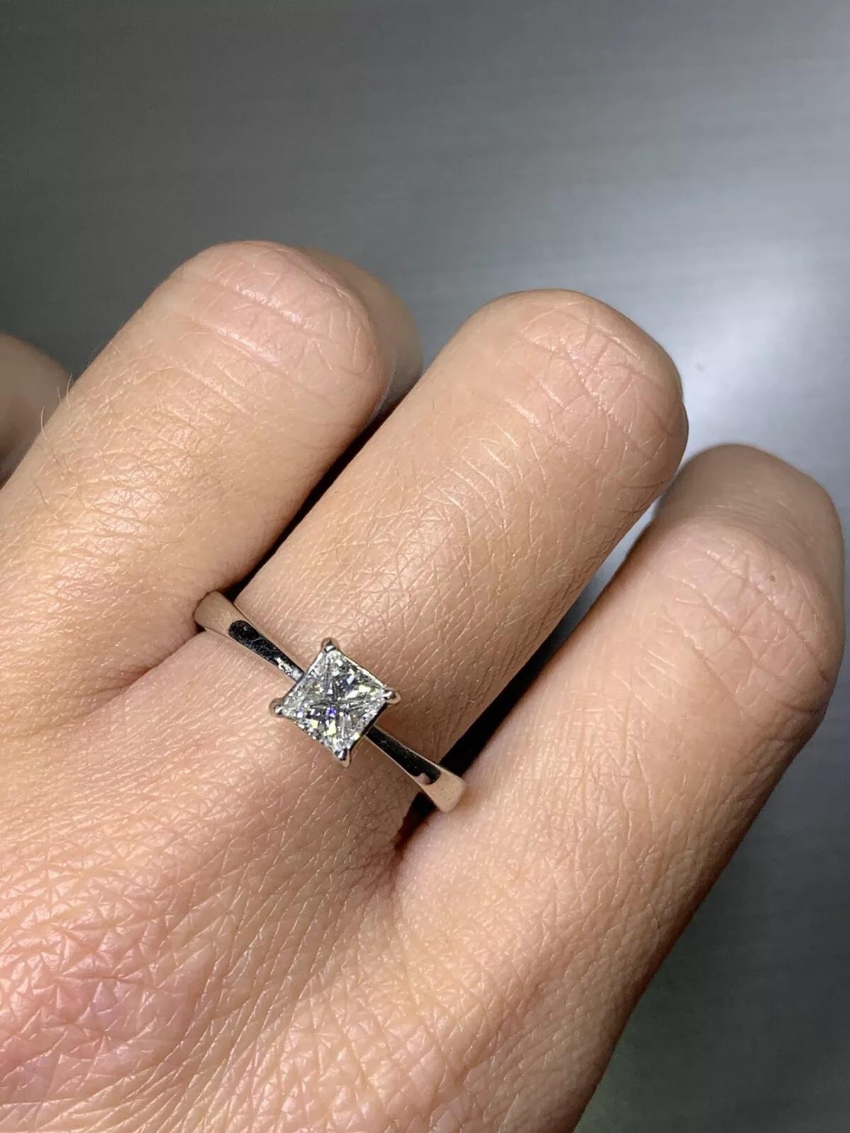 Bague de fiançailles en platine 0,50ct Princesse diamant certifiée GIA Neuf - En vente à London, GB
