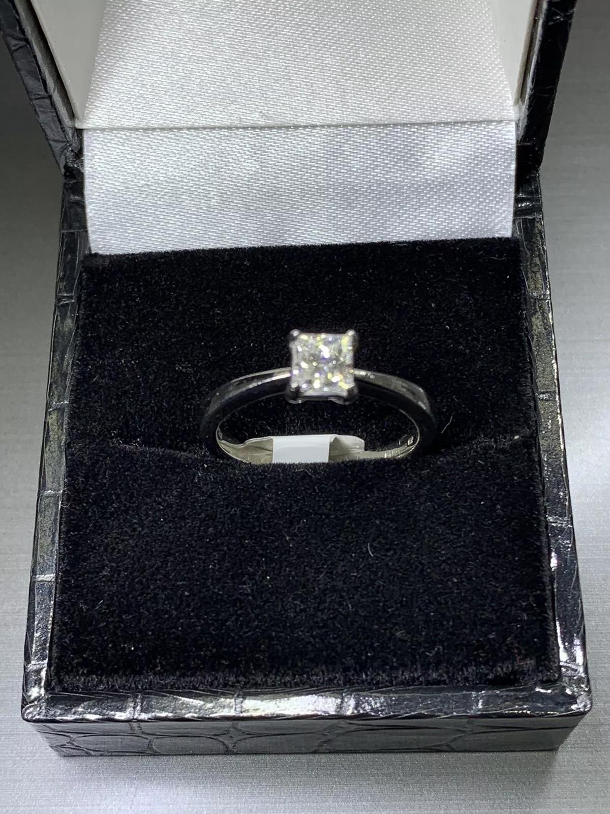 Bague de fiançailles en platine 0,50ct Princesse diamant certifiée GIA Unisexe en vente