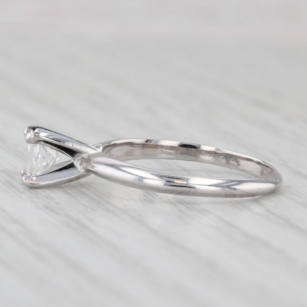 Información sobre la gema:
- Diamante natural -
Quilates - 0.50ct 
Talla - Princesa Brillante
Color - E - -F
Claridad - I1

Metal: Oro blanco de 14 quilates 
Peso: 2.1 gramos 
Sellos: 14k
Altura de la cara: 5.5 mm 
Altura sobre el dedo: 8 mm
Ancho