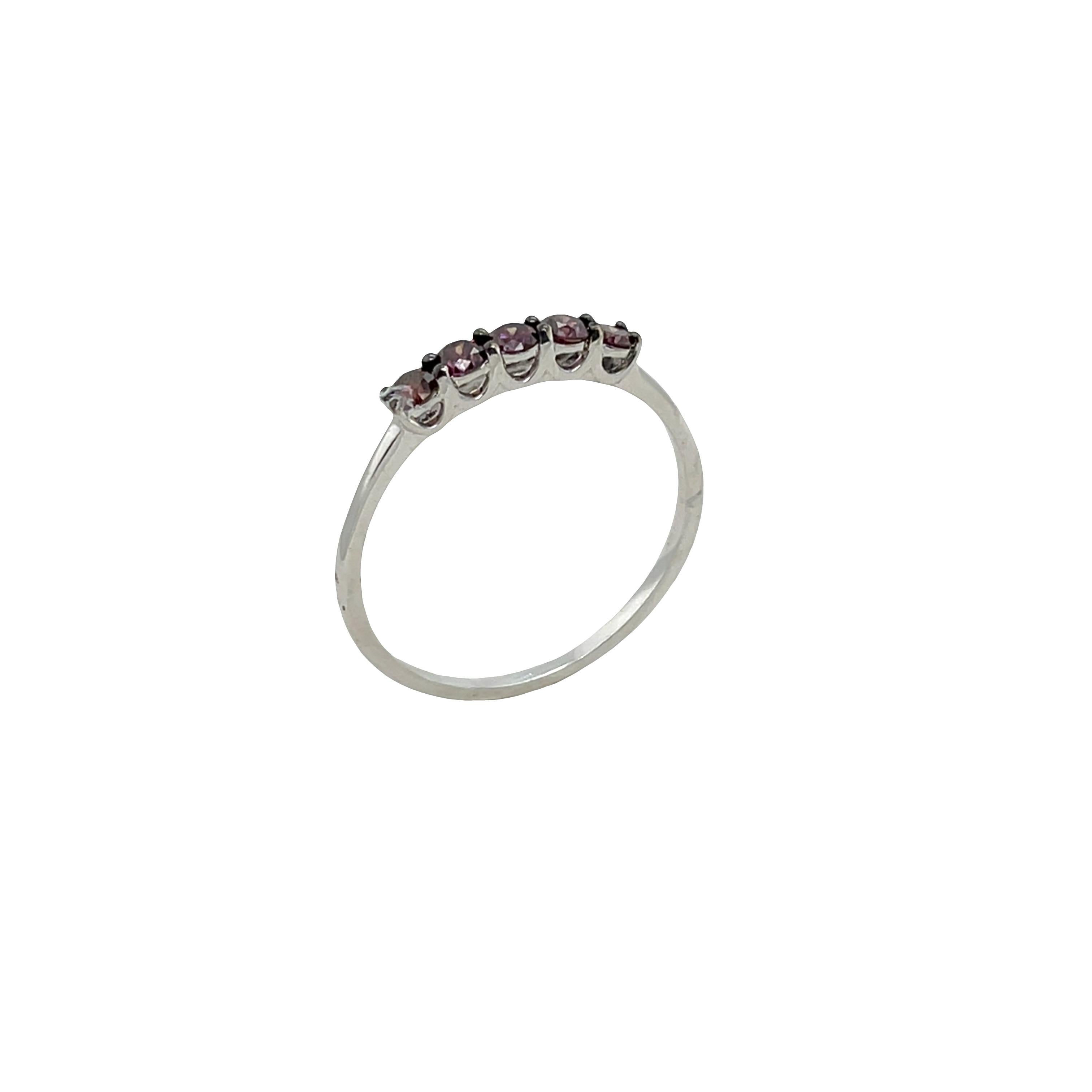 Dieser Ring ist eine perfekte Mischung aus Farbe und Funkeln und besticht durch seine seltenen violetten Diamanten. Er ist ideal für Sammler oder alle, die besonderen Schmuck lieben.  Das Design ist so vielseitig, dass man es allein tragen oder mit