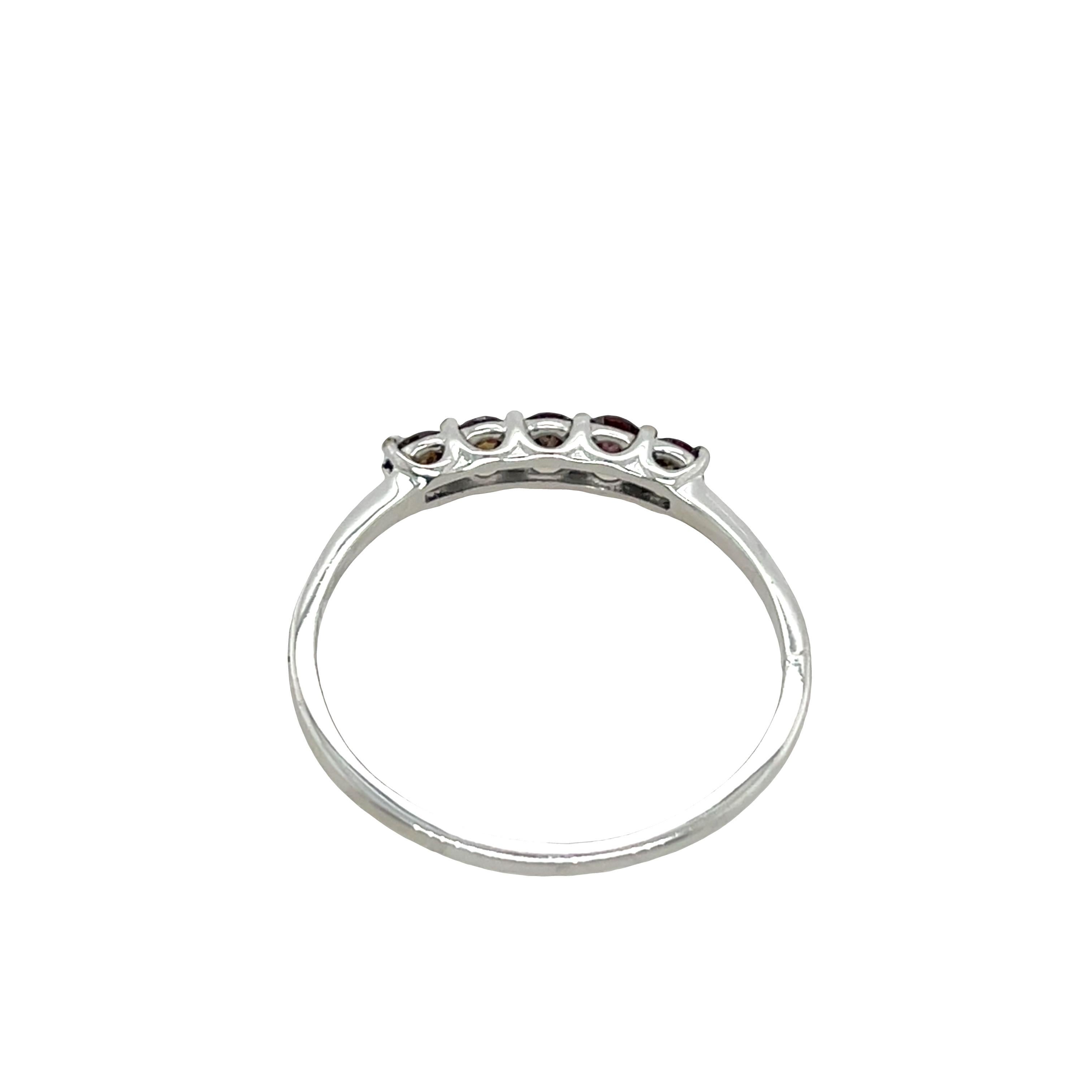 0,50ct lila Diamant Fünf Stein Band Ring in 9ct Weißgold (Rundschliff) im Angebot