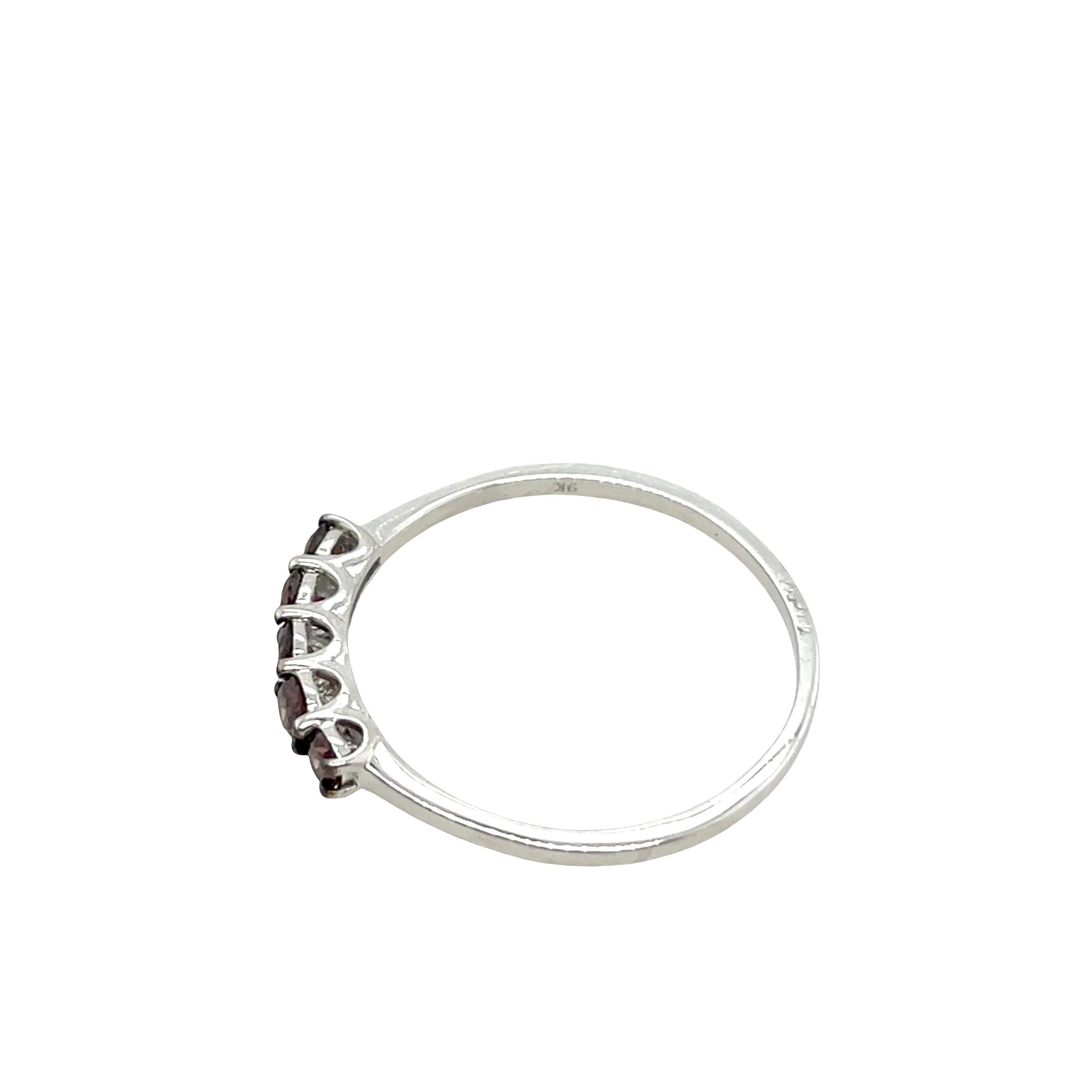 0,50ct lila Diamant Fünf Stein Band Ring in 9ct Weißgold im Zustand „Hervorragend“ im Angebot in London, GB