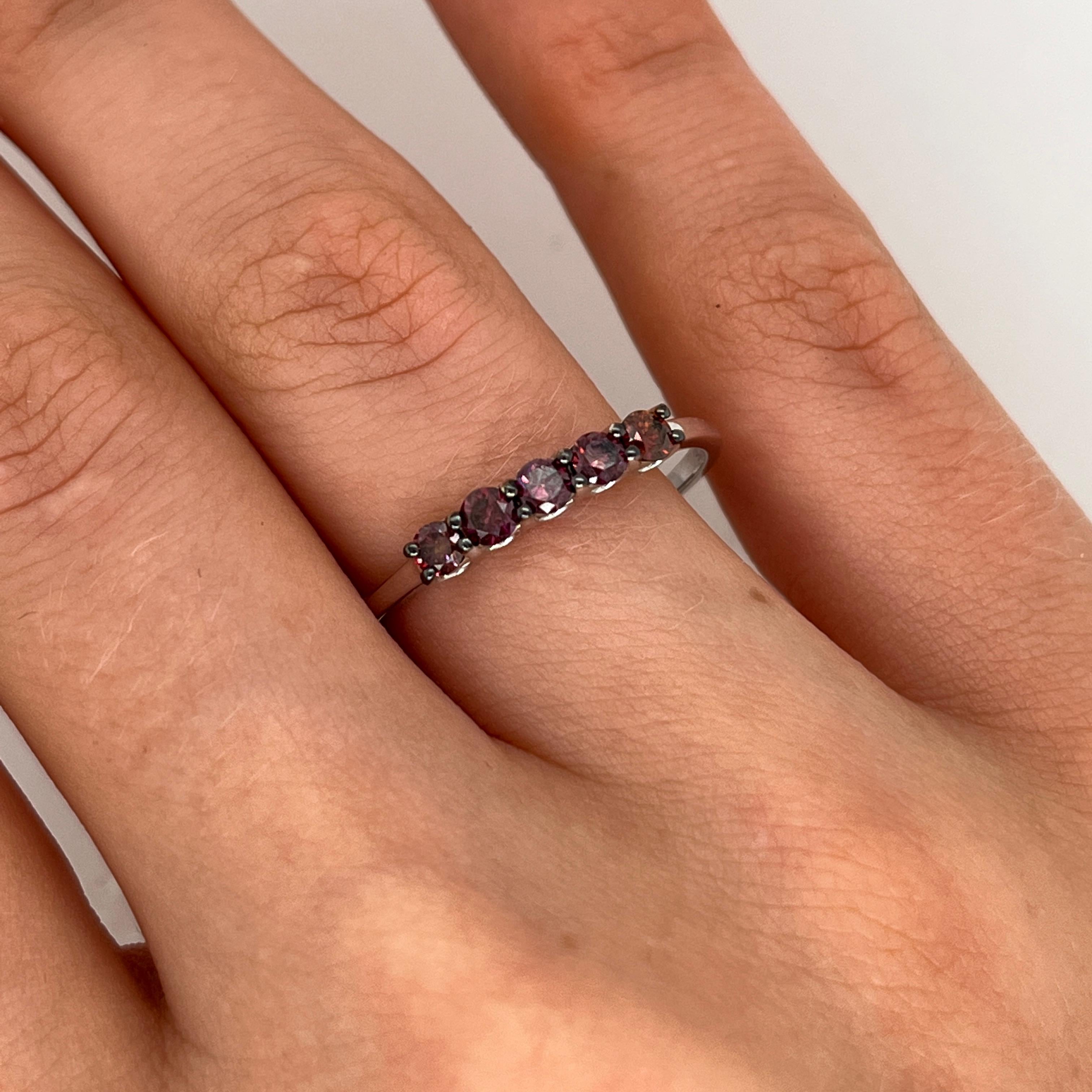 0,50ct lila Diamant Fünf Stein Band Ring in 9ct Weißgold im Angebot 1