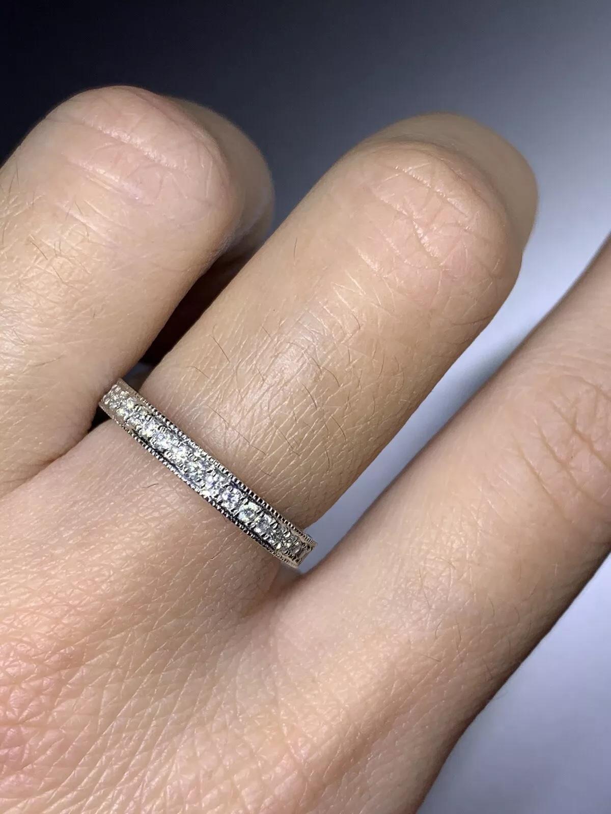Anello di fidanzamento con diamante rotondo da 0,50 carati in platino.

Anello nuziale con diamante dal design indiano-asiatico in platino.

Diamanti 0,50ct colore F chiarezza VS1.

Marchio di garanzia

L'anello può essere ridimensionato

Scatola e