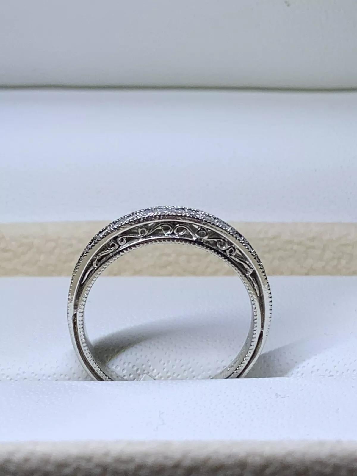 Anello di fidanzamento eternità con pavé di diamanti rotondi da 0,50 carati in platino In condizioni Nuovo in vendita a London, GB