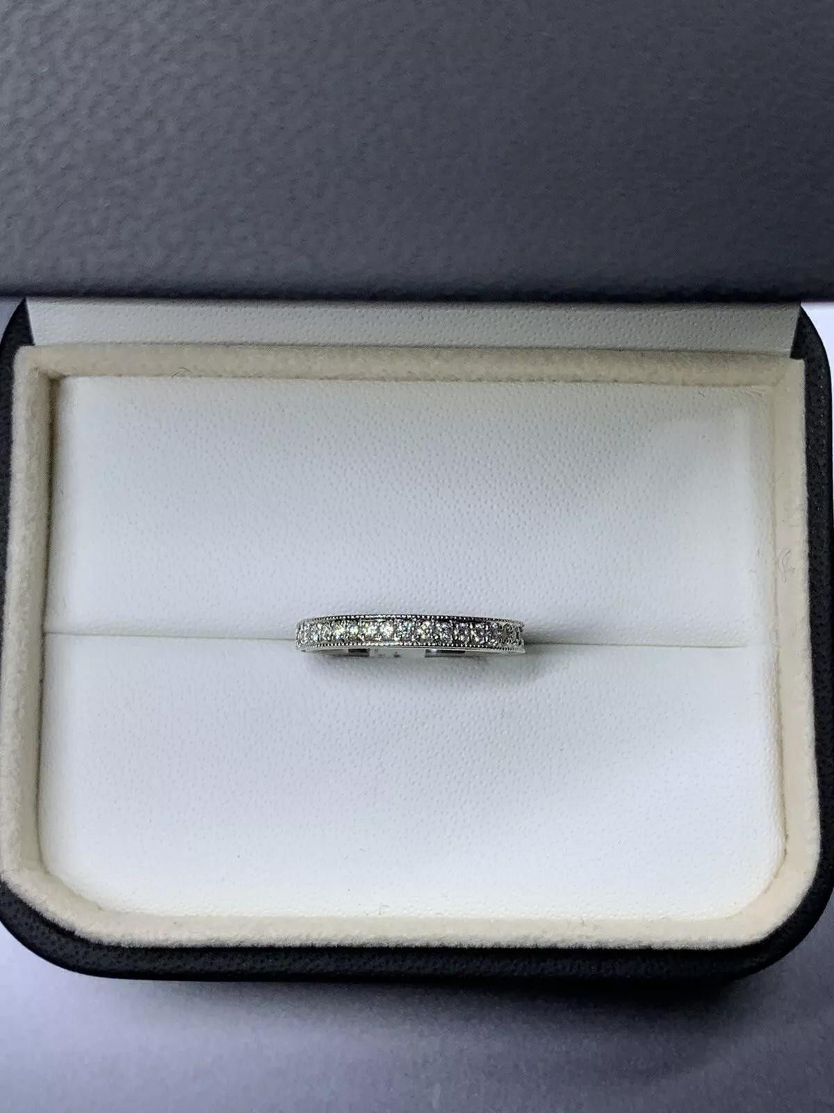 0,50 Karat runder Diamant Pave Ewigkeit Verlobungsring aus Platin