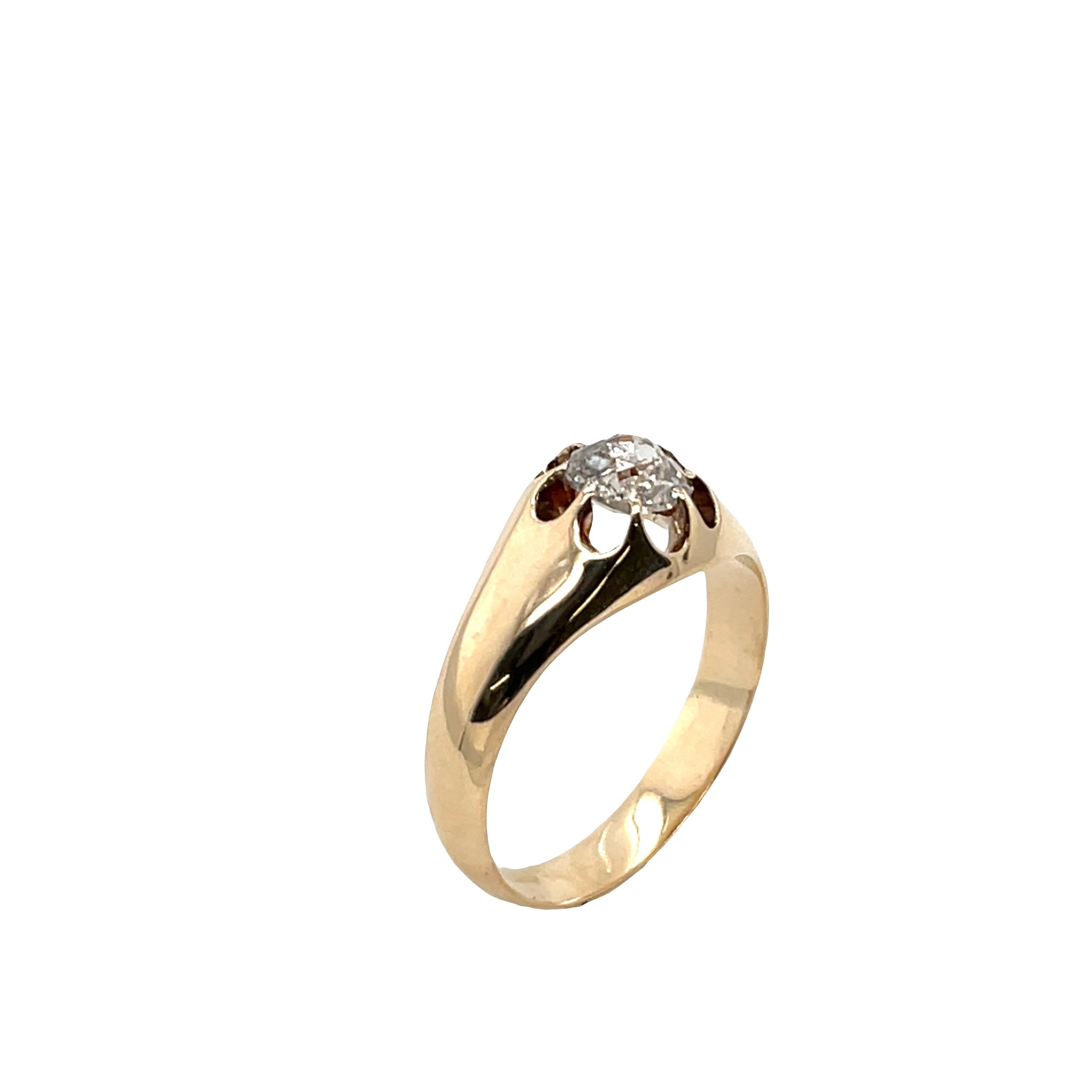 Une bague en diamant vintage, intemporelle et élégante, 
mettant en valeur un diamant naturel de taille victorienne de 0,50ct, 
serti dans un anneau classique et chaleureux en or jaune 9ct. 
Cette pièce magnifiquement conservée capture le charme