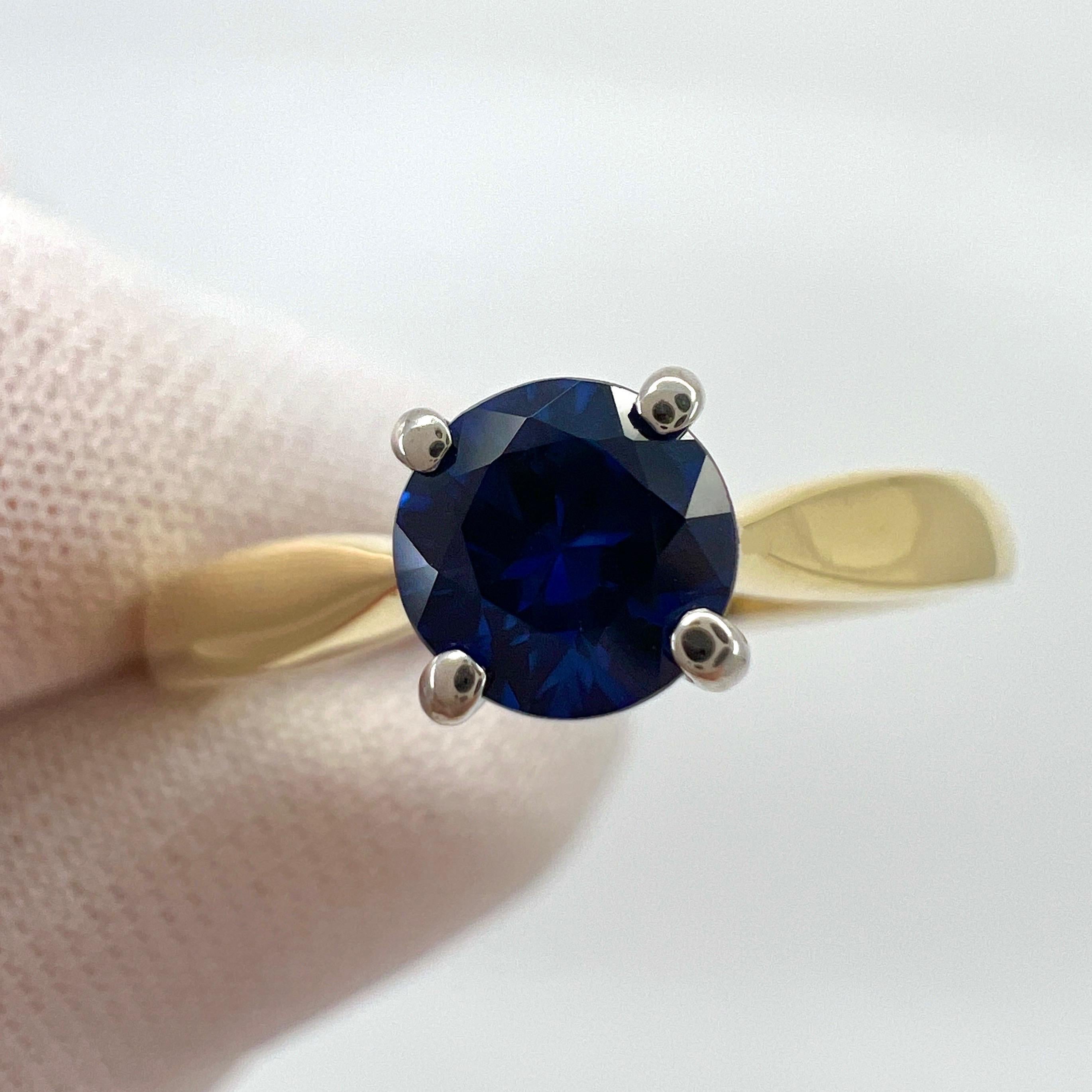 0.50ct Vivid Cornfower Blue Ceylon Sapphire Round Cut 18k Gold Solitaire Ring In New Condition For Sale In Birmingham, GB