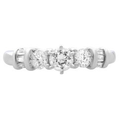 Anello di fidanzamento con diamante rotondo e taglio baguette da 0,50 carati in oro bianco 14K, misura 7