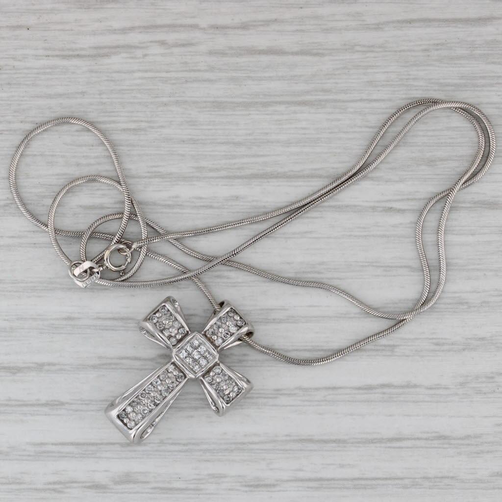 Taglio rotondo Collana con ciondolo a croce con diamante da 0,50 ct. in oro bianco 14k e catena a serpente da 17