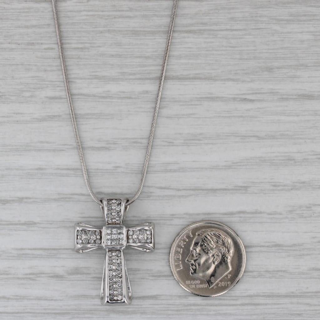 Collana con ciondolo a croce con diamante da 0,50 ct. in oro bianco 14k e catena a serpente da 17
