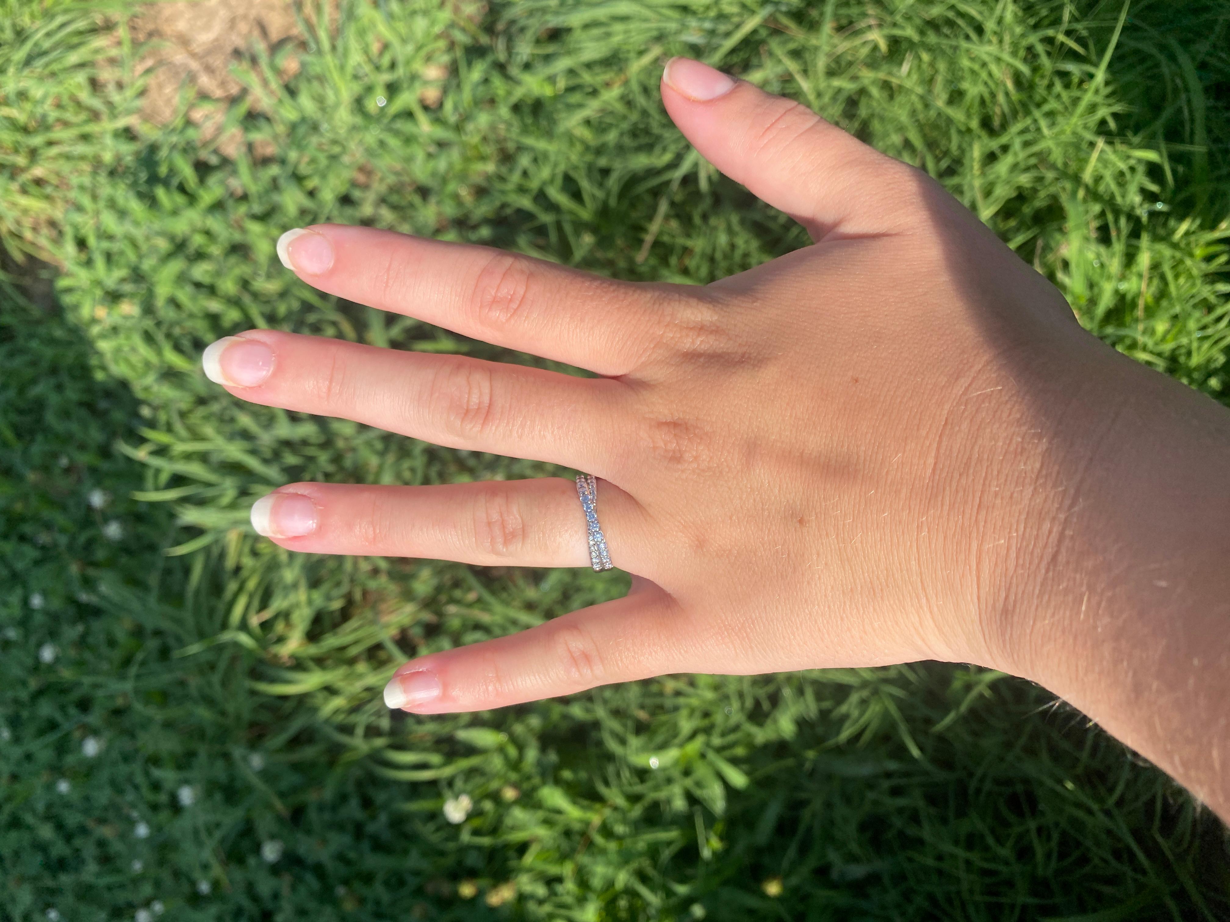 Anillo con banda cruzada de diamantes de 0,50 ctw, oro blanco de 14k, talla 7 en venta 2